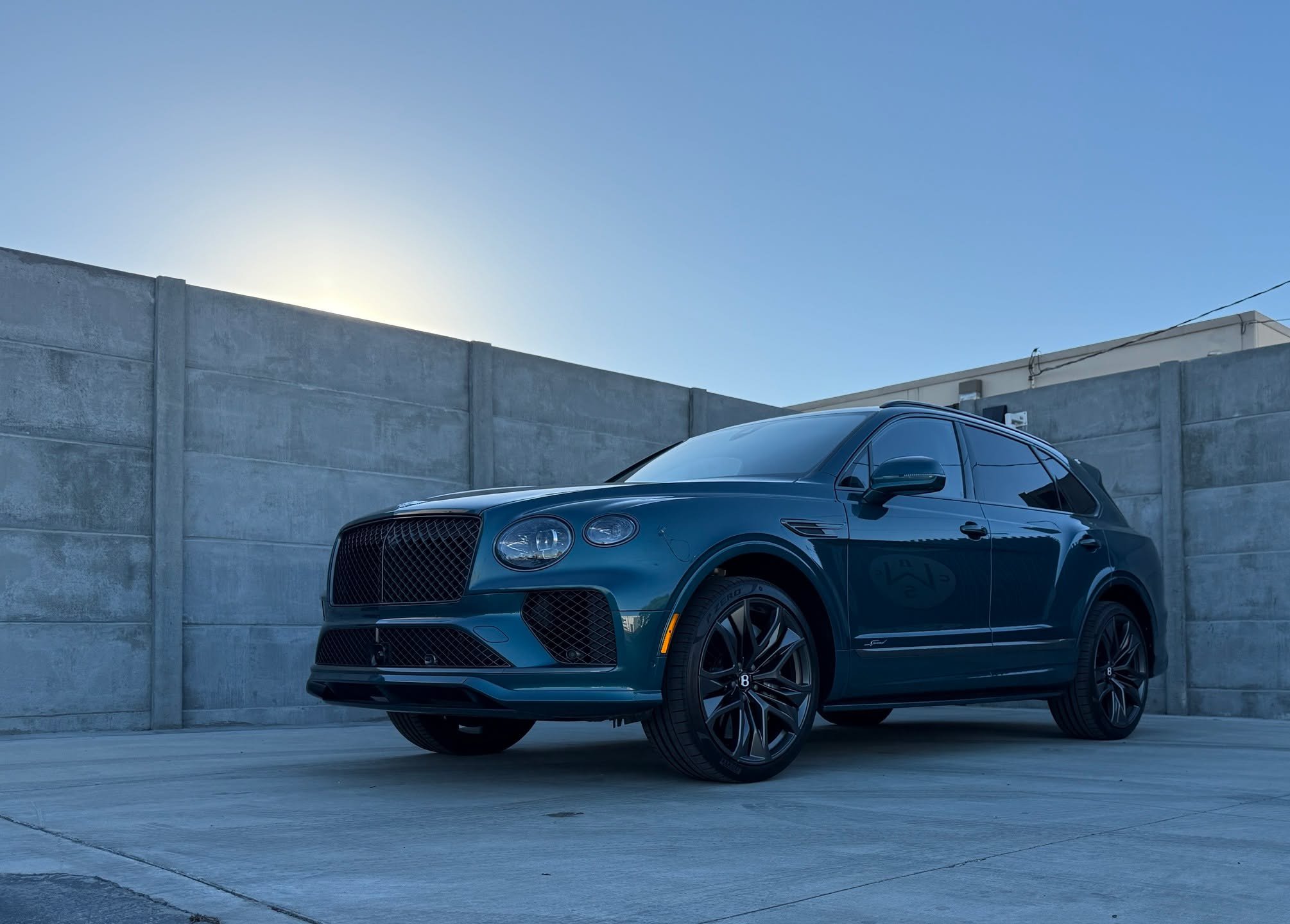 2026 Bentley Bentayga Speed IG Review!!!! 

 THE GREAT: Obviously I love Bentleys and this is no exception. The build quality is extraordinary as are the materials, switchgear, buttons, and knobs. Look at that stitching in the doors! Everything you t