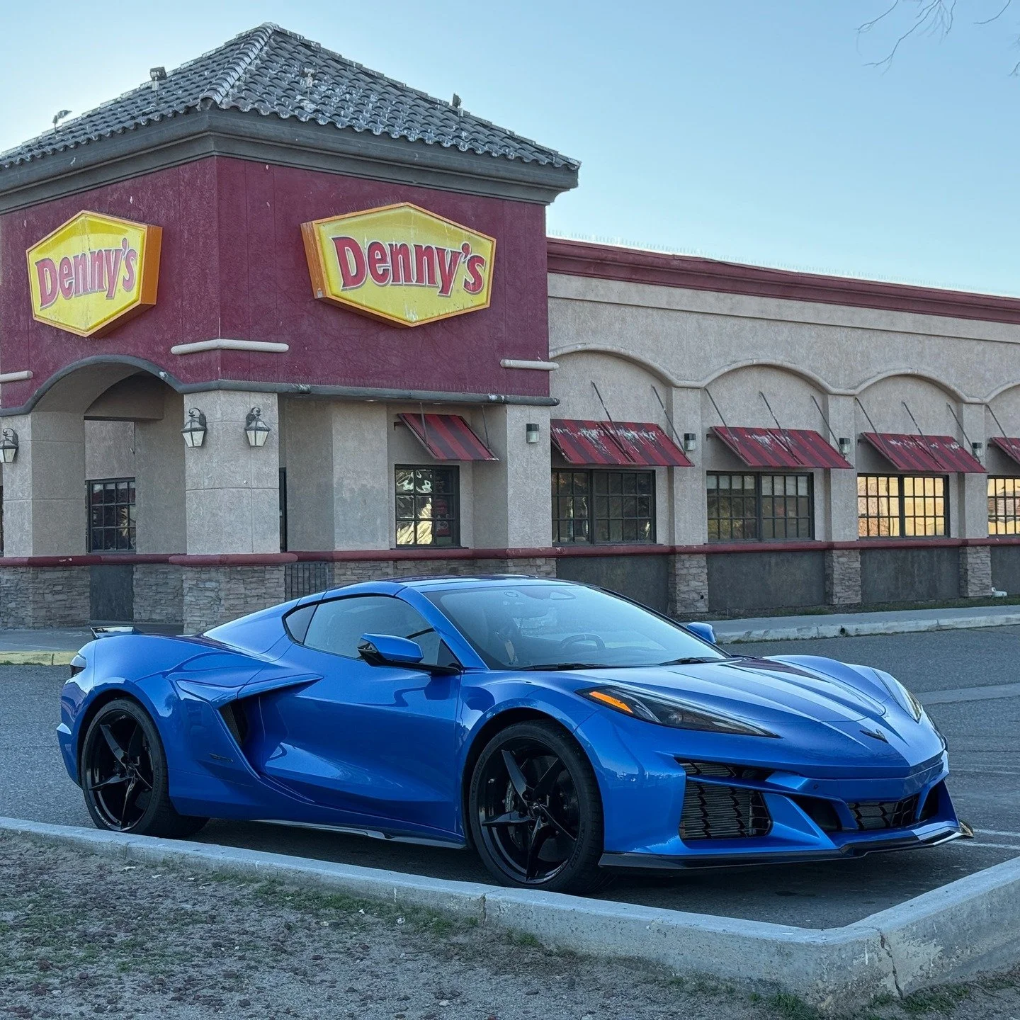 The consistency of the All-American Slam is one of the wonders of the American world, like the C8 Corvette. They say the e-Ray is the "road trip Corvette" so I'm lapping the desert this week to make the good roads for @roadandtrack Desert R