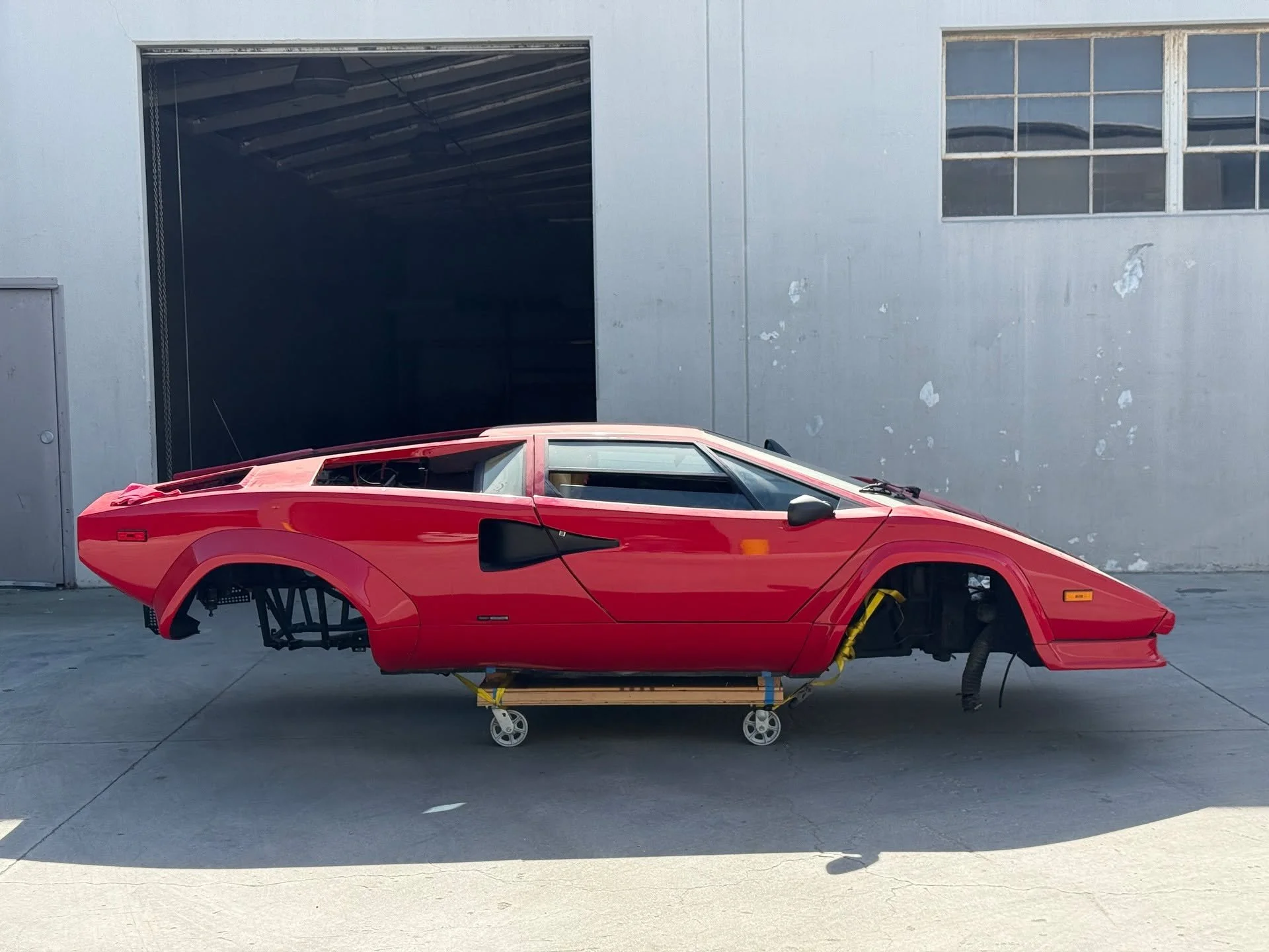 Moving my disassembled Countach for the second, and the last time! It's been sitting here like this for two years, and it's been 3.5 years since I last parked it. I turn 45 this December and would very much like to take it to dinner for that occasion