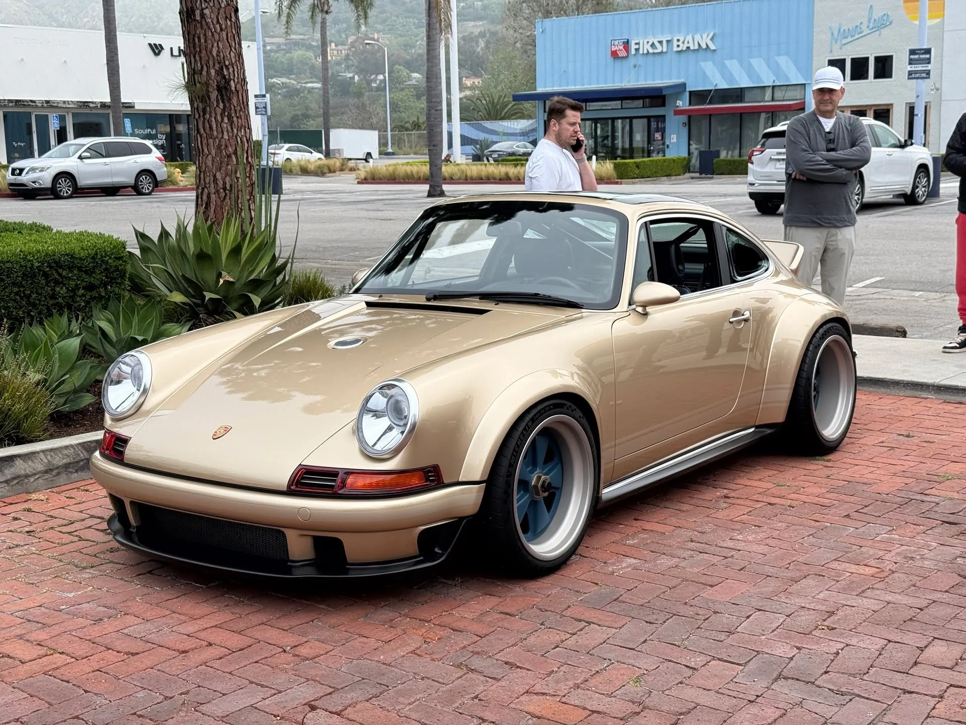 If you're gonna do a little key swapperoo before breakfast, do it with @maz_fawaz ! He wanted to try the Radial Manx, and I got to try the DLS! (Fair trade if you ask me). Just a short drive, but you don't need much to know this is the kind or car th