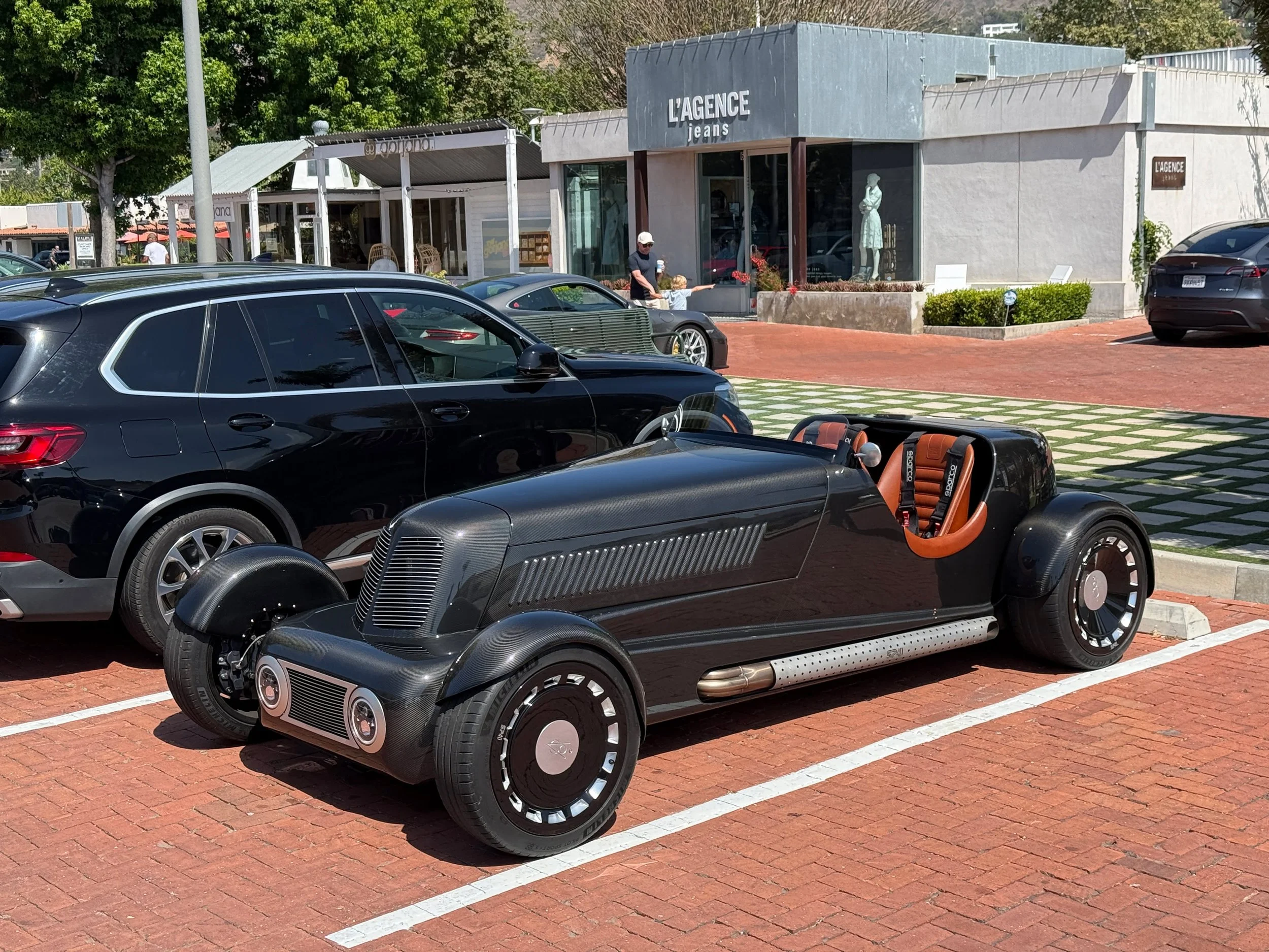 Ran into this bad MF in Malibu yesterday - the Argentinian @sp40restomod ! This just looks incredible. Heavily inspired by a custom "European style" car commissioned by Edsel Ford in the 40's, it's got a tube frame, a carbon body, Ford Coyo