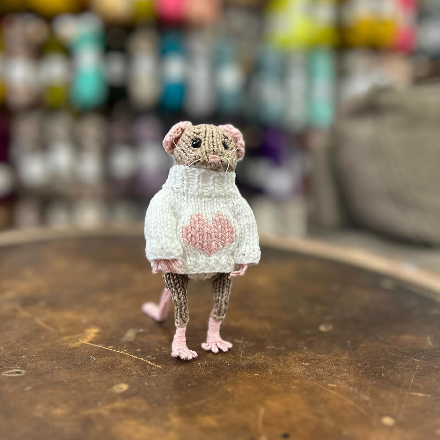 Who can go on a yarn crawl? All creatures great and small, apparently! This wee mouse and sweater was knit up by Irene - and she used a @dotpebbles_knits pattern! This is the same designer that has the little frog pattern 🐸! 

Today (April 23rd), ya