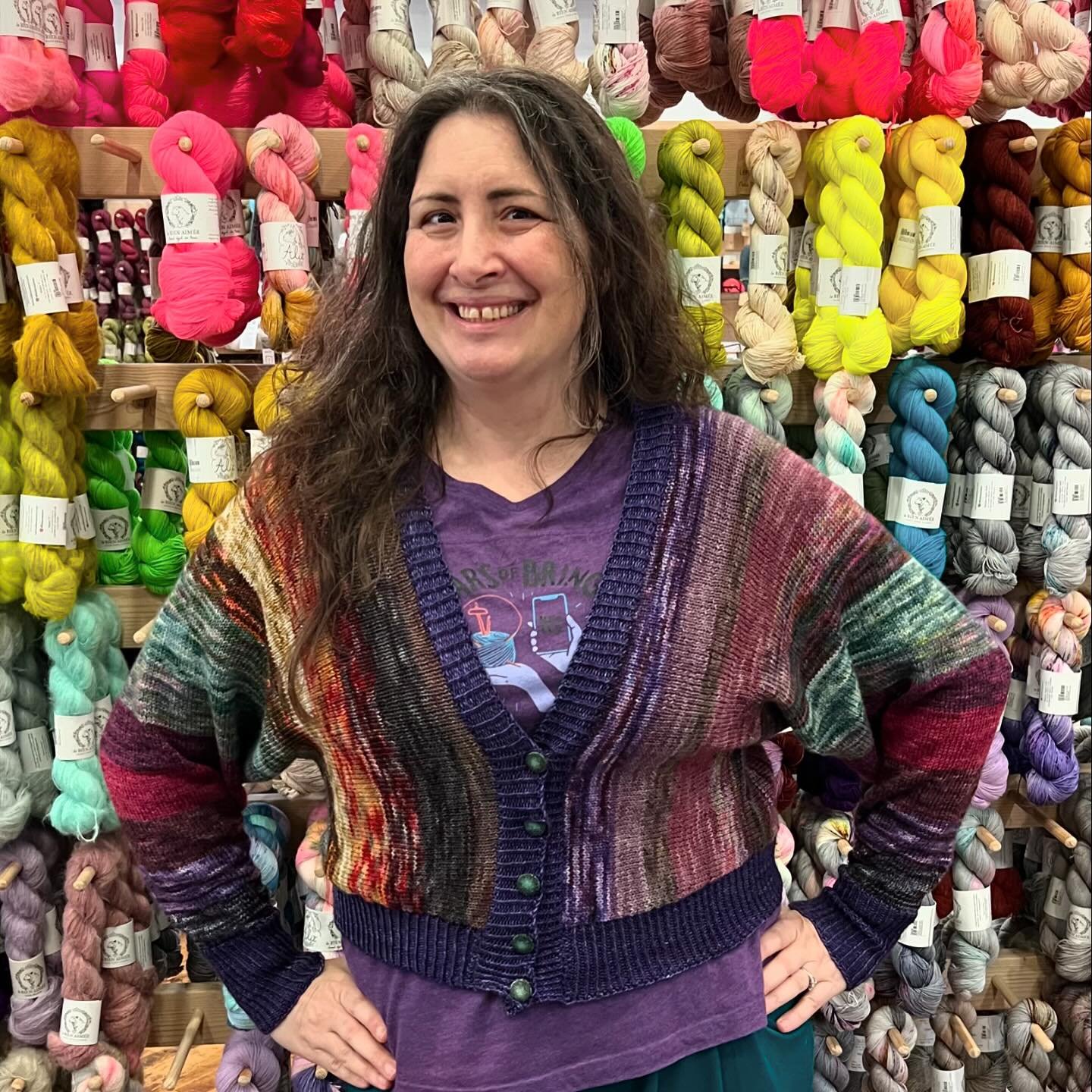 Lesley was in the shop to take Jill&rsquo;s Embroidery Basics class, and we stopped in our tracks when we saw her gorgeous cardigan! It is the Radvent Cardigan by @ambahobrien &hellip; and this clever design shows off a 25 mini skein advent collectio