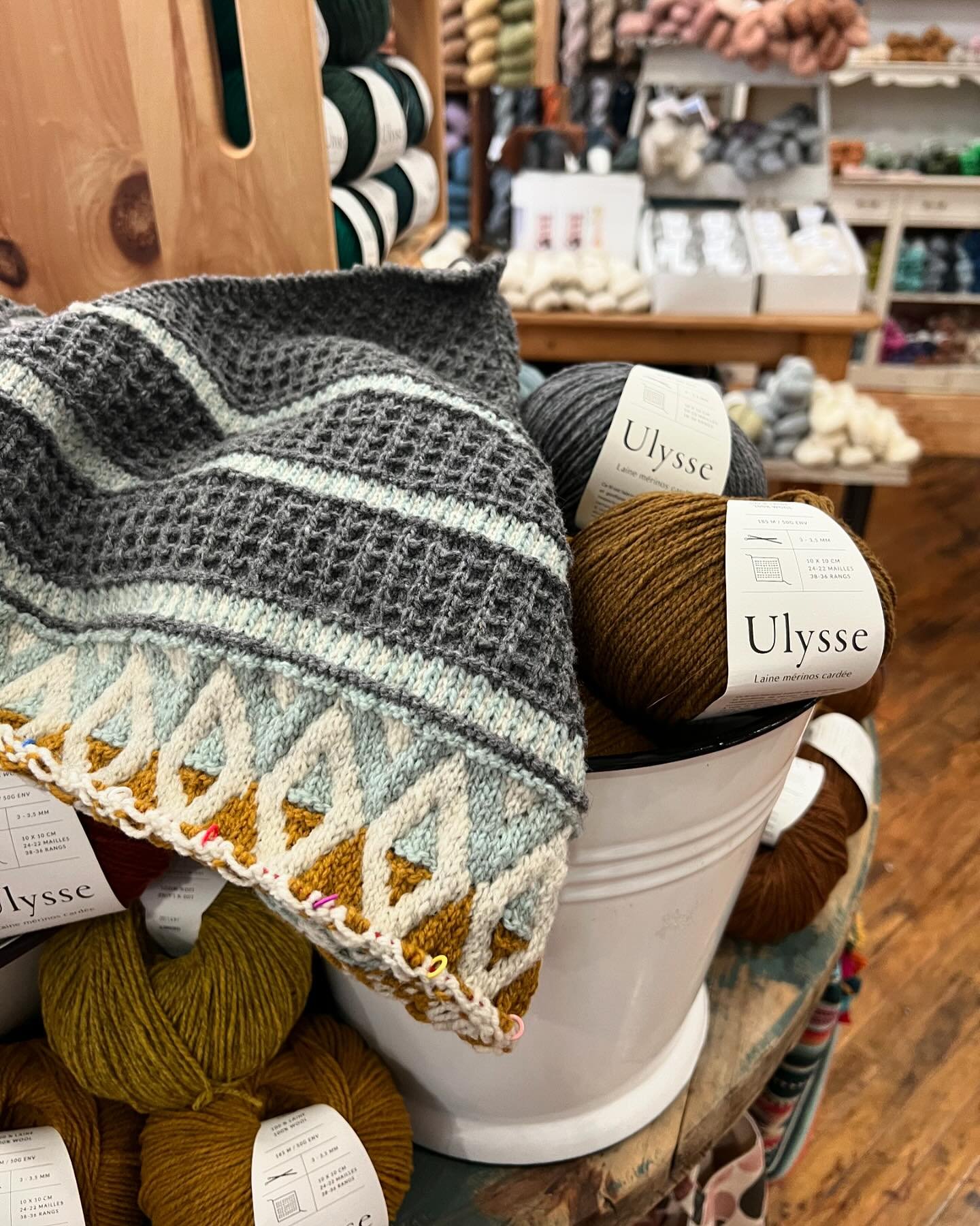 The @dererumnatura Ulysse has been a popular sport weight choice for so many projects lately! We love the hand of this yarn - the little sister to Gilliatt - and these colors are incredible! 

Pattern: Artus by @moonstruck_knits, knit by @mjcremer 

