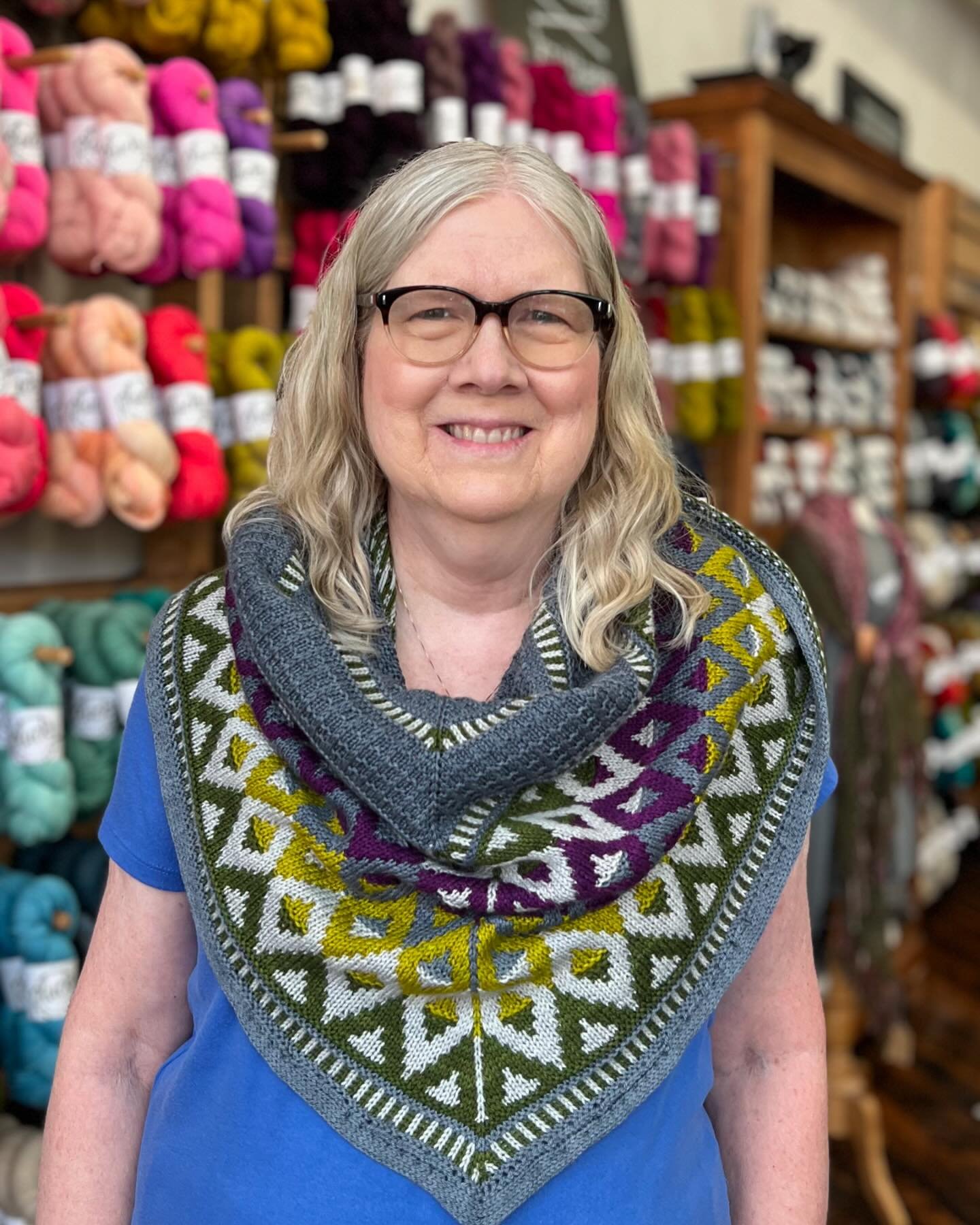 Vicki blocked her #artusshawl and it&rsquo;s just completely stunning knit up in @pluckyknitter Luxe Merino Light Sport! 👀🥰Her colors look great on her!

Thanks for providing so much inspiration for our #mkartuskal, @vaburk!

There&rsquo;s still a 