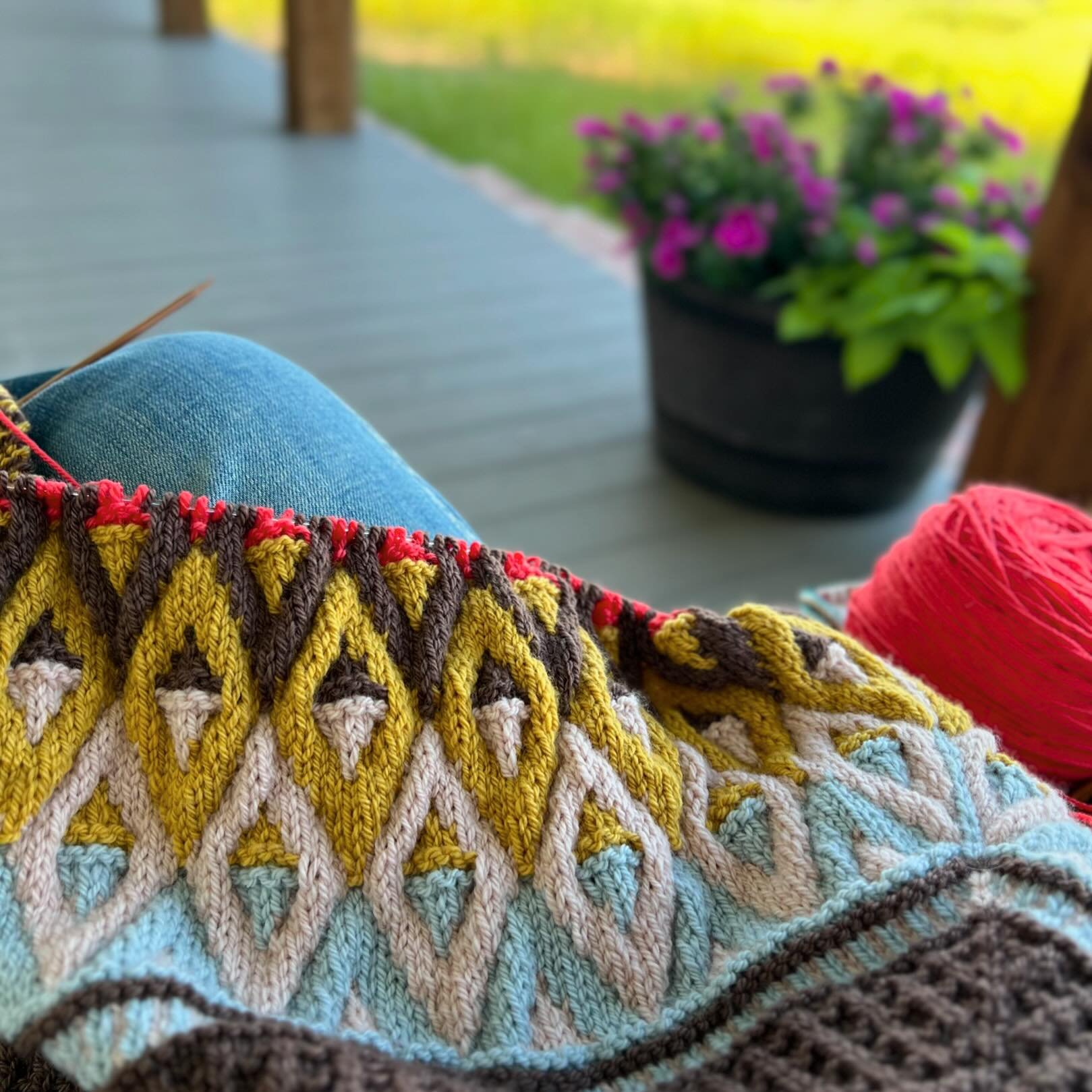 Hi there 👋, Ginger here with an update on my Artus shawl. FINALLY got to the 5th color&mdash;the big accent color in my project. It&rsquo;s just the boost I need to push thru the next chart 💕 #mkartuskal #artusshawl #northbayfiber #northbayelementa