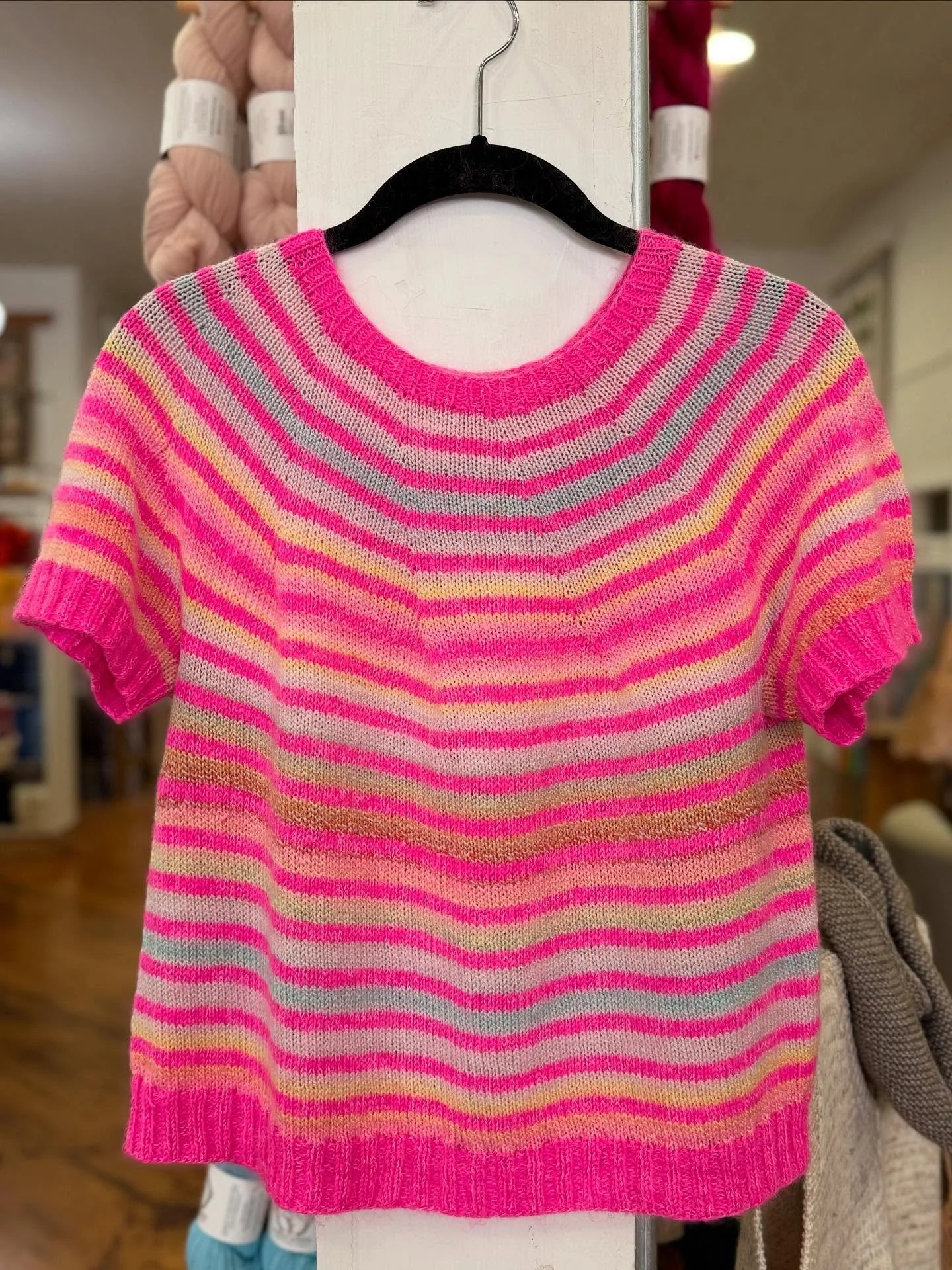 Shop Sample Spotlight ✨✨

Ginger knit this Simple Sweater by @tincanknits using @labienaimee Super Sock (As If) held with Mohair Silk (Kool), and @spincycle_yarns Dyed in the Wool (Big Sky). Anyone who wears this will look like a ray of sunshine! ☀️ 
