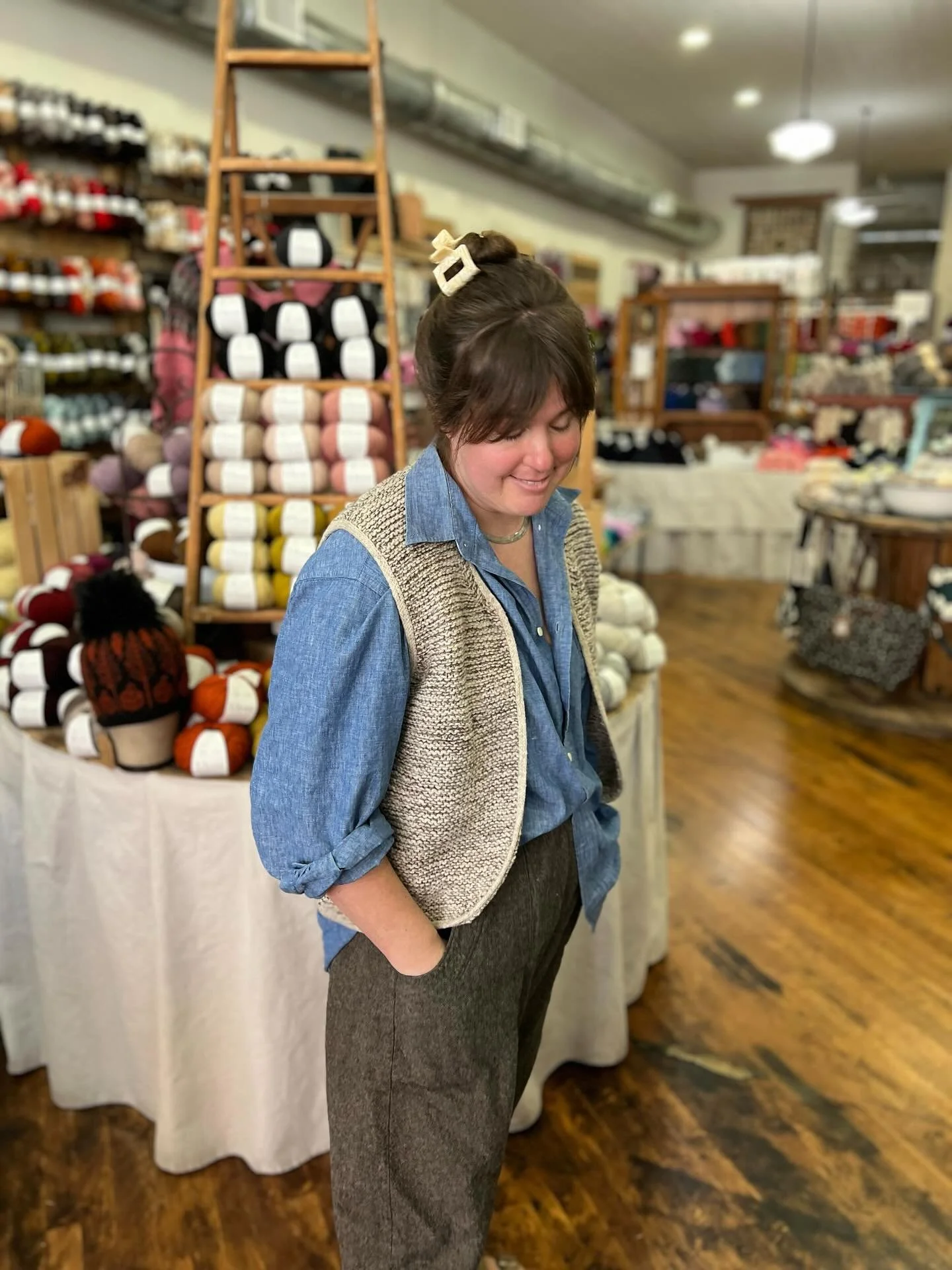 Sharing Jessie&rsquo;s Lonely Leftovers Vest (@woolandbeyond) using Gilliatt Poivre Blanc and a stash lace for the body &amp;  Ulysse in Poivre Blanc for the trim. It's perfect, Jessie!! ❤️🧶🧶

#lonelyleftoversvest #dererumnatura 

Our regular shop 