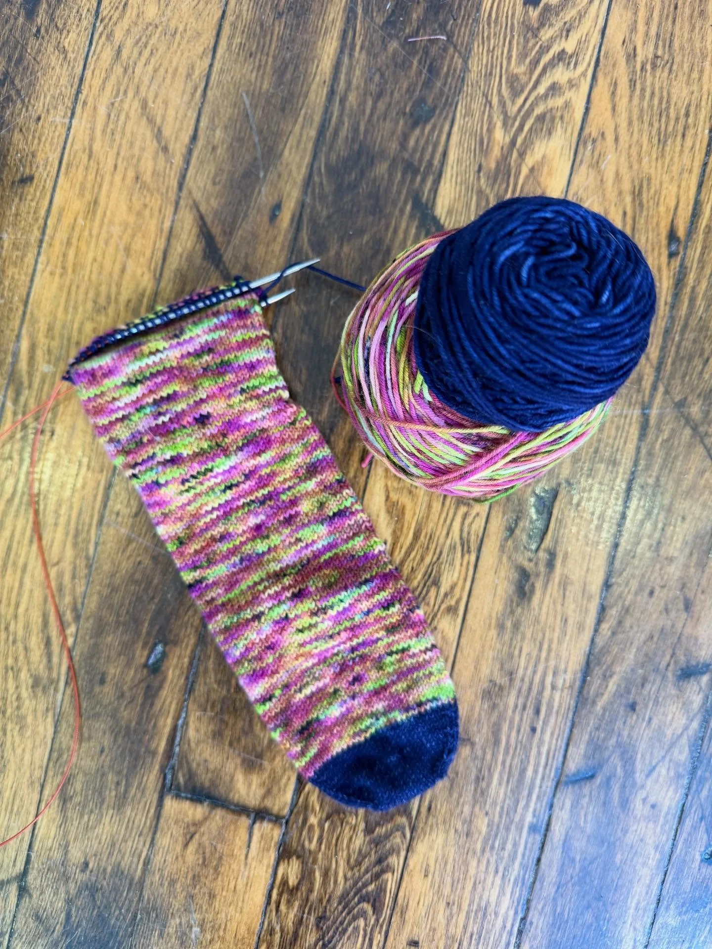 🧶🧦✨Socktober at McKinney Knittery ✨🧦🧶

Melissa's Socktober combo:

Yarn: Any Variegated Sock Yarn (she hand dyed this herself at the @honeyhillyarn studio!
Pattern: Her own vanilla sock that uses the Fish Lips Kiss heel

Soooo fun! 🩷💙

#fishlip