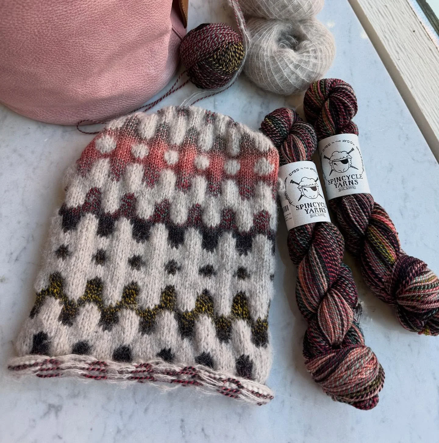 Sharing Ginger's Ooey Gooey Cowl... made with @spincycle_yarns Dyed in the Wool (Ghost Ranch) and @fyberspates Cumulus. This is as soft as it looks (maybe even softer!).... and it shows off Spincycle so well!! 

#ooeygooeycowl #spincycle #dreareneekn