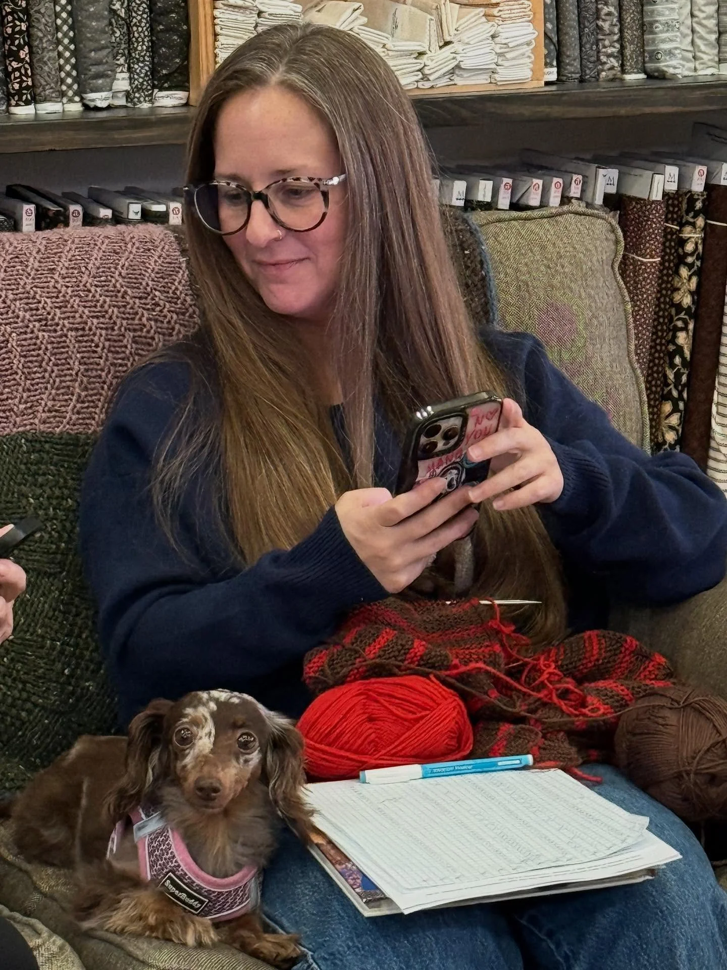 Allison brought Roxy in... and now we want her to stay as our shop dog!!! 

#dachshund #dogsofinstagram #sitandknitforabit 

Our regular shop hours:
Monday-Thursday: 9:30am-8pm
Friday-Saturday: 9:30am-4pm
Sunday: Noon-4pm
Online: 24/7 

#mckinneyknit