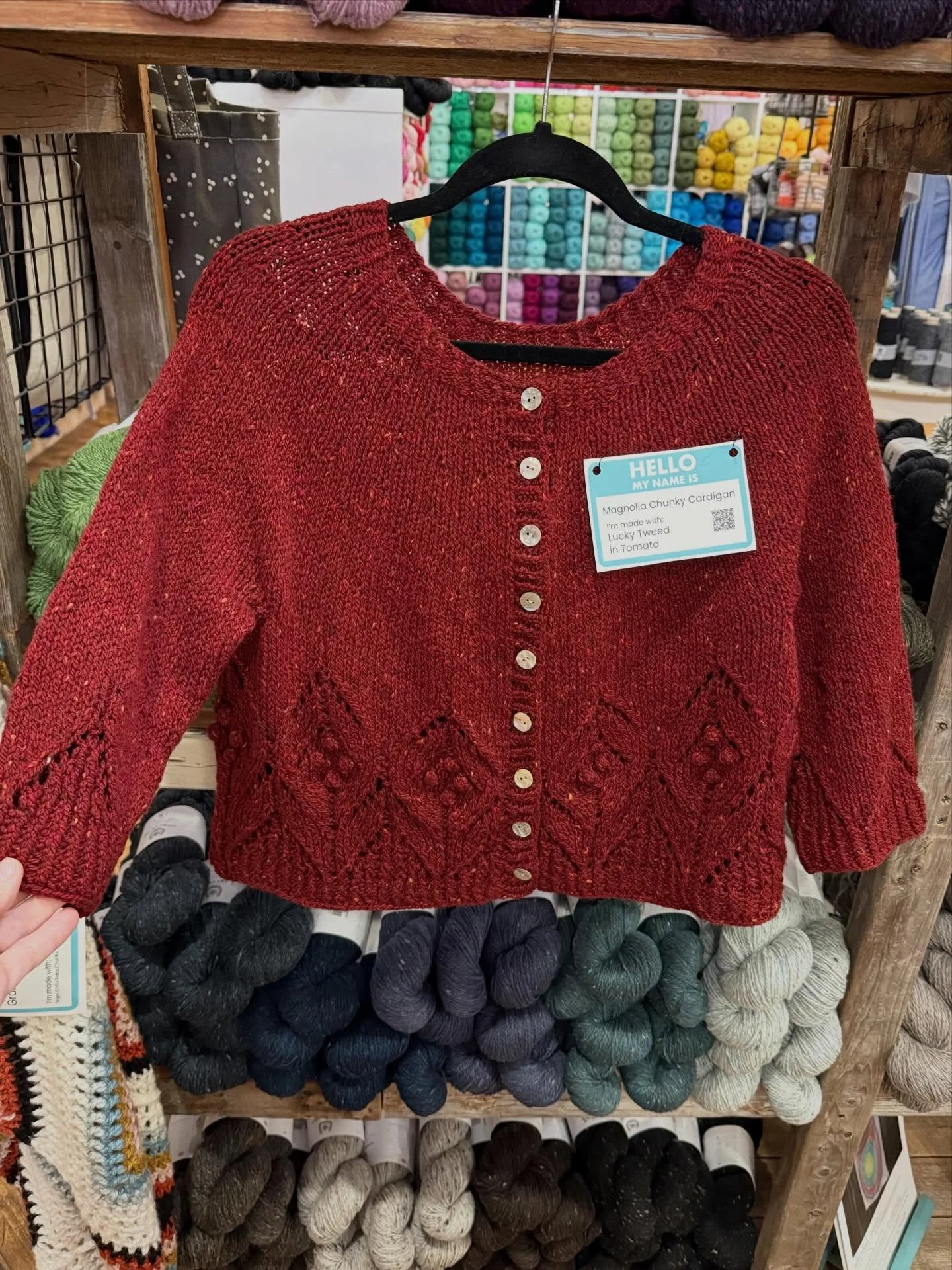 ✨New Sample Spotlight✨🧶

Melissa knit up this elegant, lace bordered cardigan ...and now we are wondering if it should be our Christmas or New Year's cast on! 

Pattern: Magnolia Chunky Cardigan by @camillavaddk 
Yarn: @kelbournewoolens Lucky Tweed
