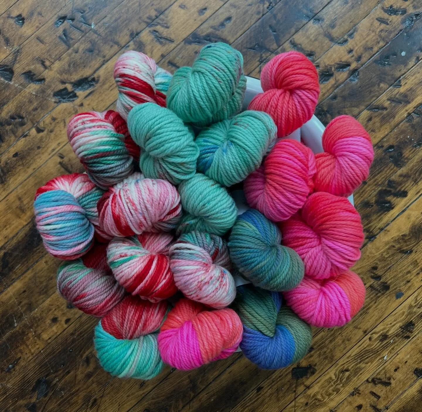 New batch of Honey Hill Bulky delivered to the shop this morning. Last Christmas colors for 2026! This is a non-superwash Shaniko wool, 125 yds/100g.