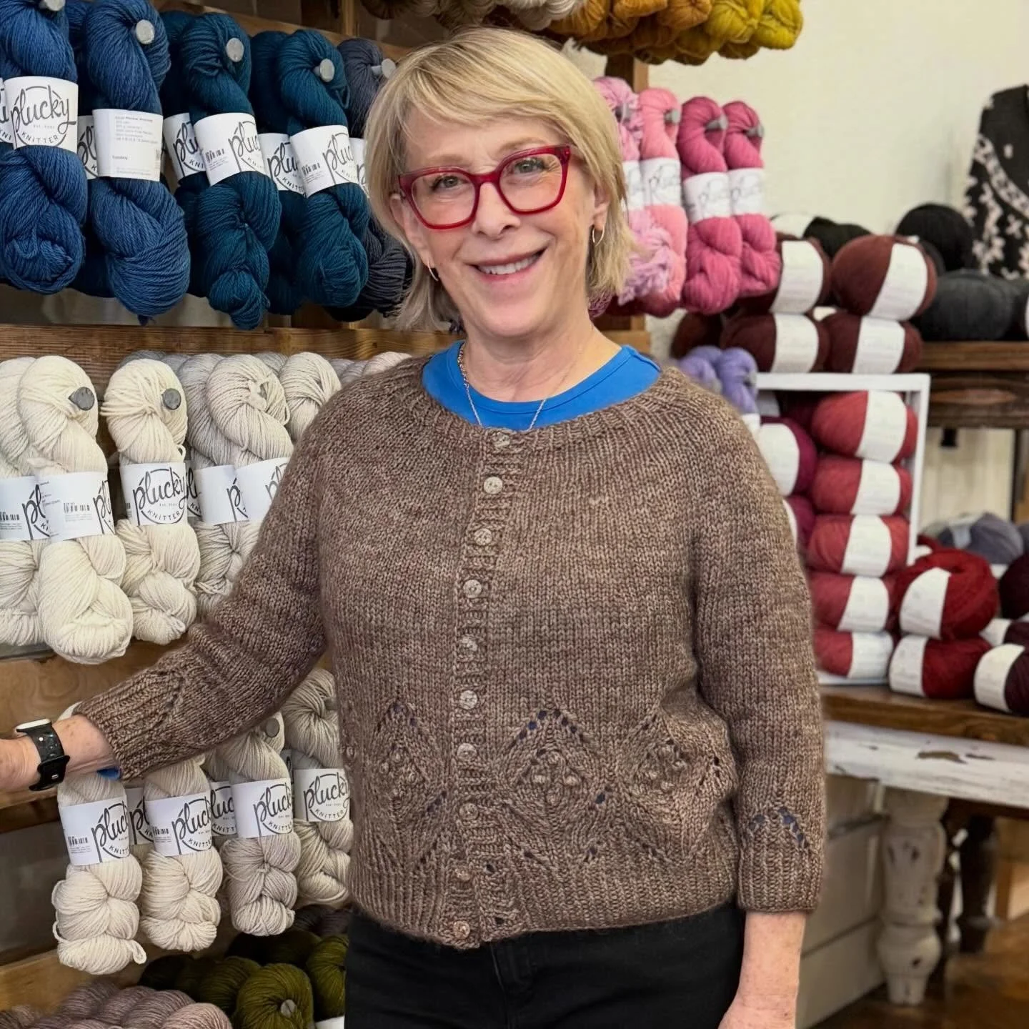 Sharing Julie's gift knit - for her lucky daughter! 😍❤️🧶

Pattern: Magnolia Chunky Cardigan by @camillavaddk 
Yarn: @pluckyknitter Luxe Merino Worsted  held with Aura Lace - both in Sock Monkey (she knit a size 2, and used 3 and a little bit of a 4