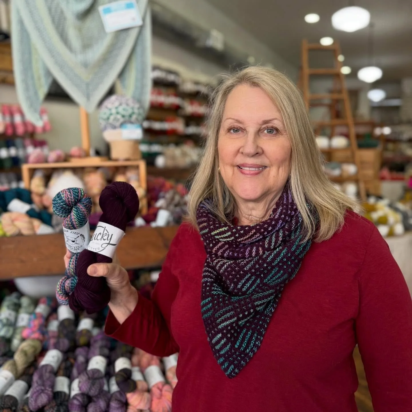 Sharing Diane's gorgeous Grid Gambit by @samantha_guerin_design -- isn't her combo so good!!! 😊 🧶🧶

Yarn used: @pluckyknitter Legacy DK in Dancing Queen and @spincycle_yarns Dyed in the Wool in Eleventh Hour (NOTE: we are currently out of this Dye