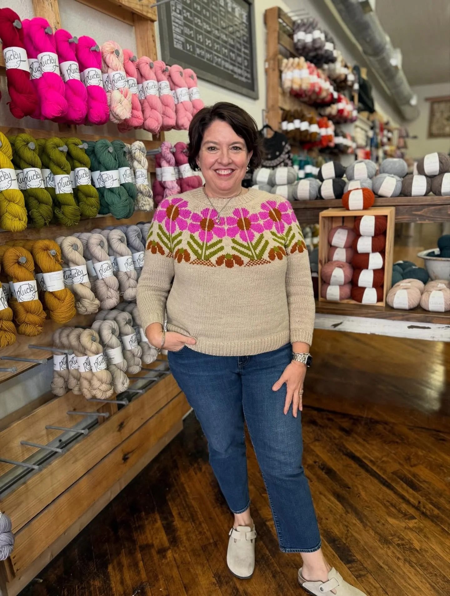 It's probably the last day to wear your heavy sweaters for a while here in North Texas! Kristen finished her #harvestflowersweater and this was her chance to wear it before tucking it away until fall. Sigh! 🌸😂 

Pattern: Harvest Flower Sweater by @