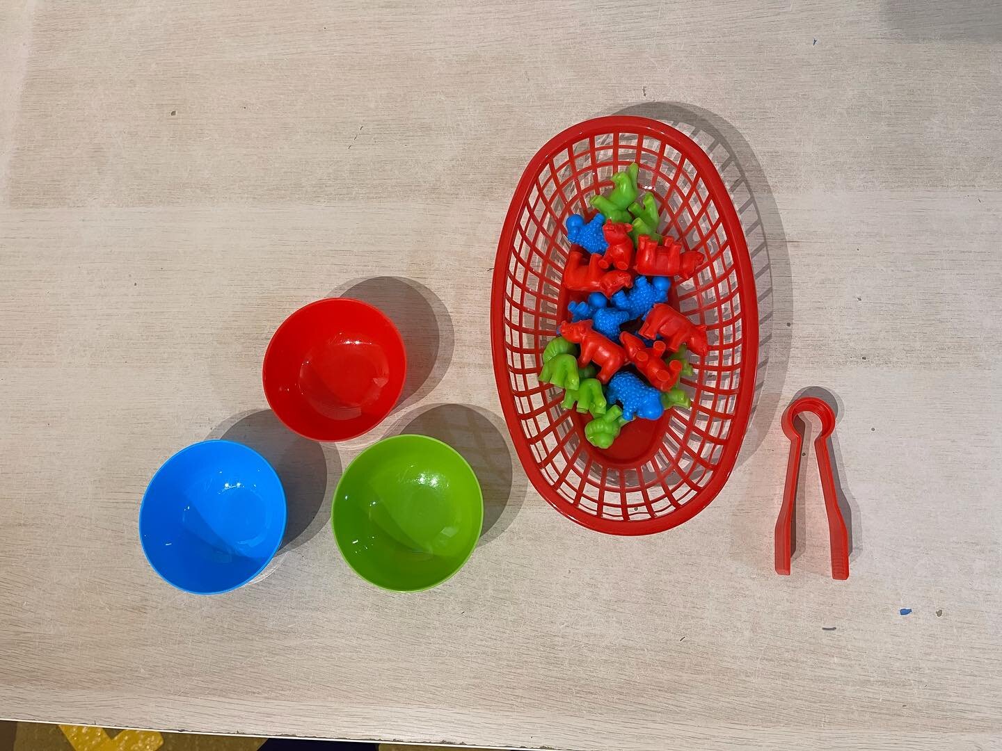 Animal color sorting activity! Students could use the tweezers or their fingers to sort the animals into the corresponding color bowl. An expansion on this activity is counting how many of each different colored animal there is OR sorting them by kin