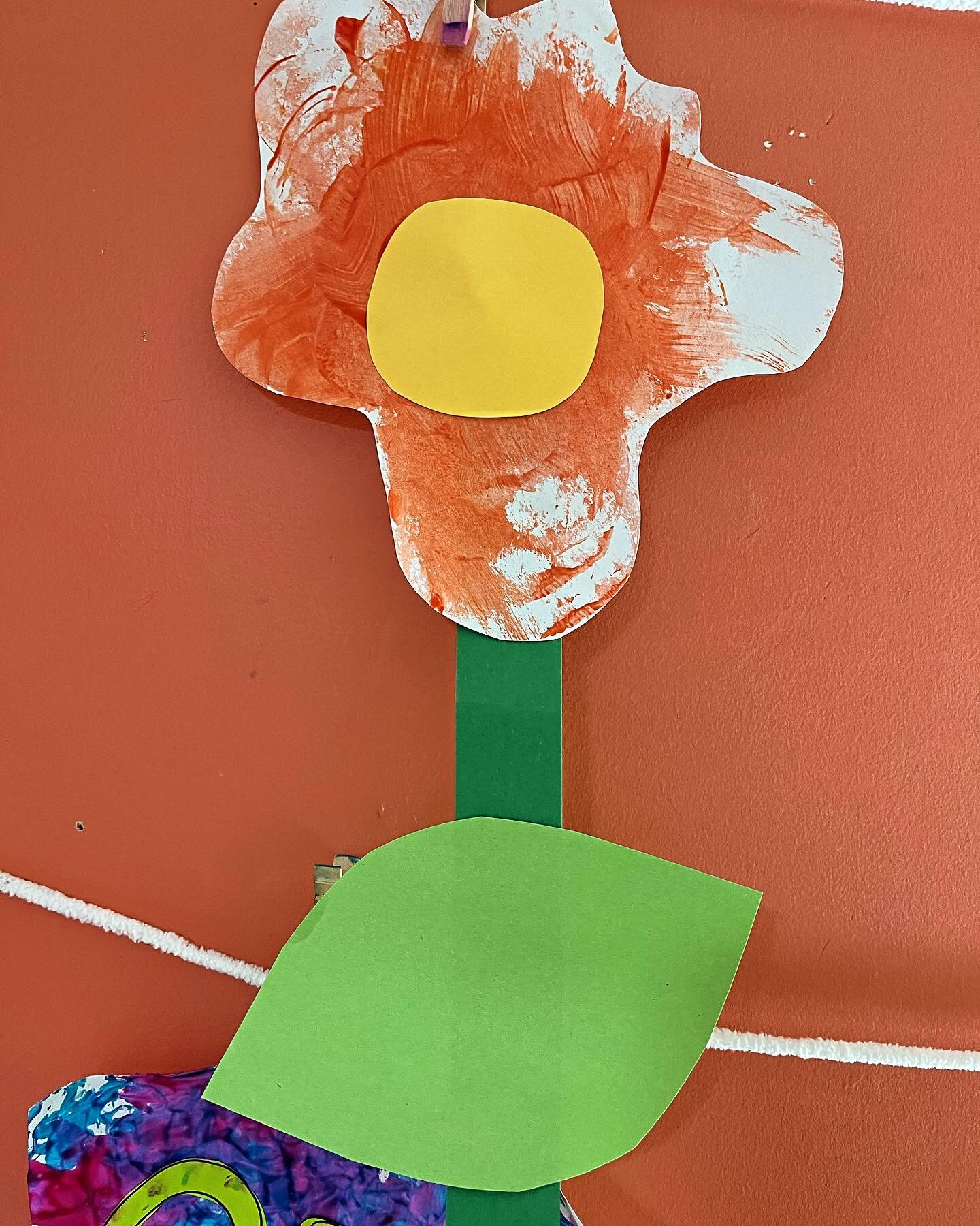 These flowers are all so unique 🌸 We started out with potato stamping to make the petals, then the students got to add the stem, leaves and center of their flowers. 

#tigerlilypreschool #seattlepreschool #halfdaypreschool #gardeningunit #northseatt
