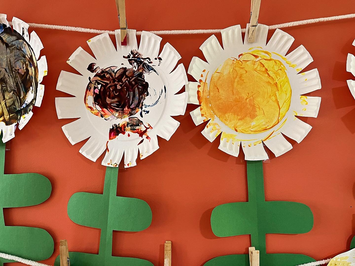 Spring flowers! 🌸 Another fun project from our gardening unit. 

#tigerlilypreschool #seattlepreschool #halfdaypreschool #preschoolgardenunit #preschoolart #preschoolpainting

Want to learn more about our program? Visit our website for more details 