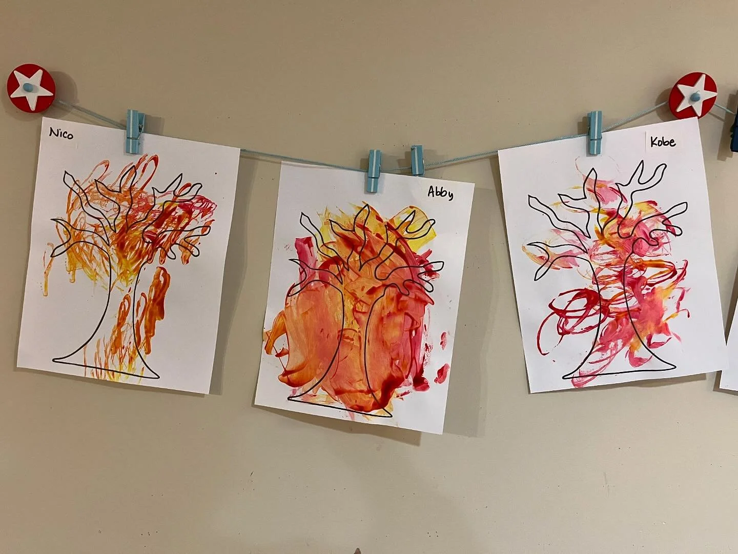 Here are just a few of the art projects we&rsquo;ve been doing recently. Lots of apples, acorns, pine cones and leaves. 🍂 🍎 

#tigerlilypreschool #preschoolart #northseattlepreschool #halfdaypreschool #shorelinepreschool #processart #preschoolproce