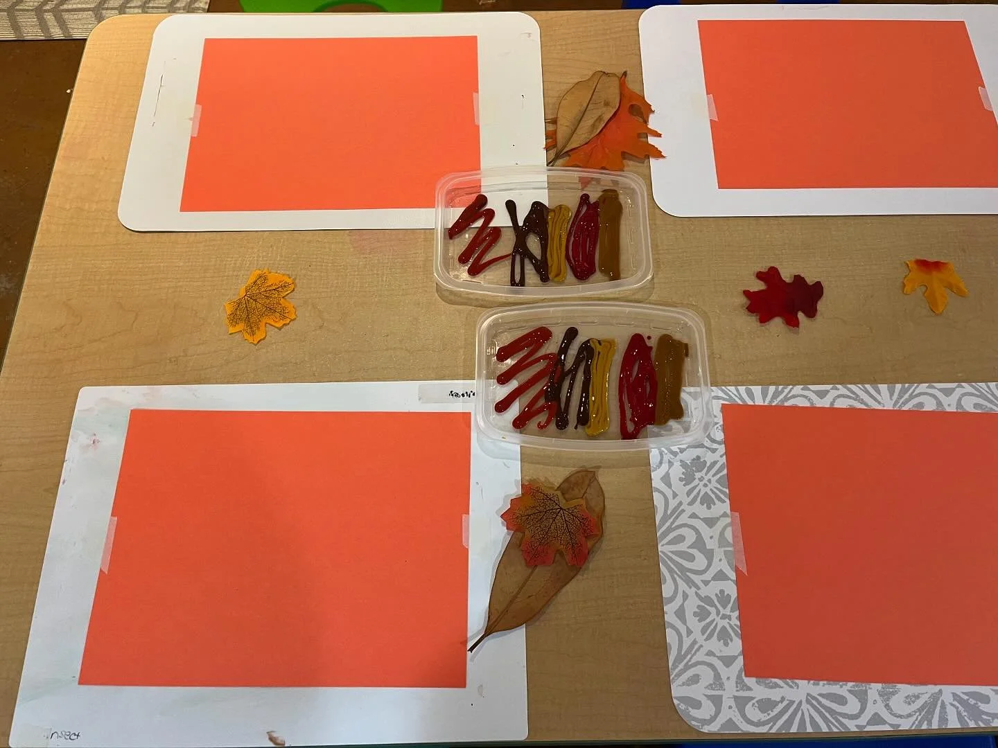 Here&rsquo;s what we&rsquo;ve been up to recently! 🍂 🍁 

1. Painting with leaves 
2. Leaf letter matching 

#tigerlilypreschool #halfdaypreschool #seattlepreschool #shorelinepreschool #preschoolart #preschoolprocessart 

Want to learn more about ou