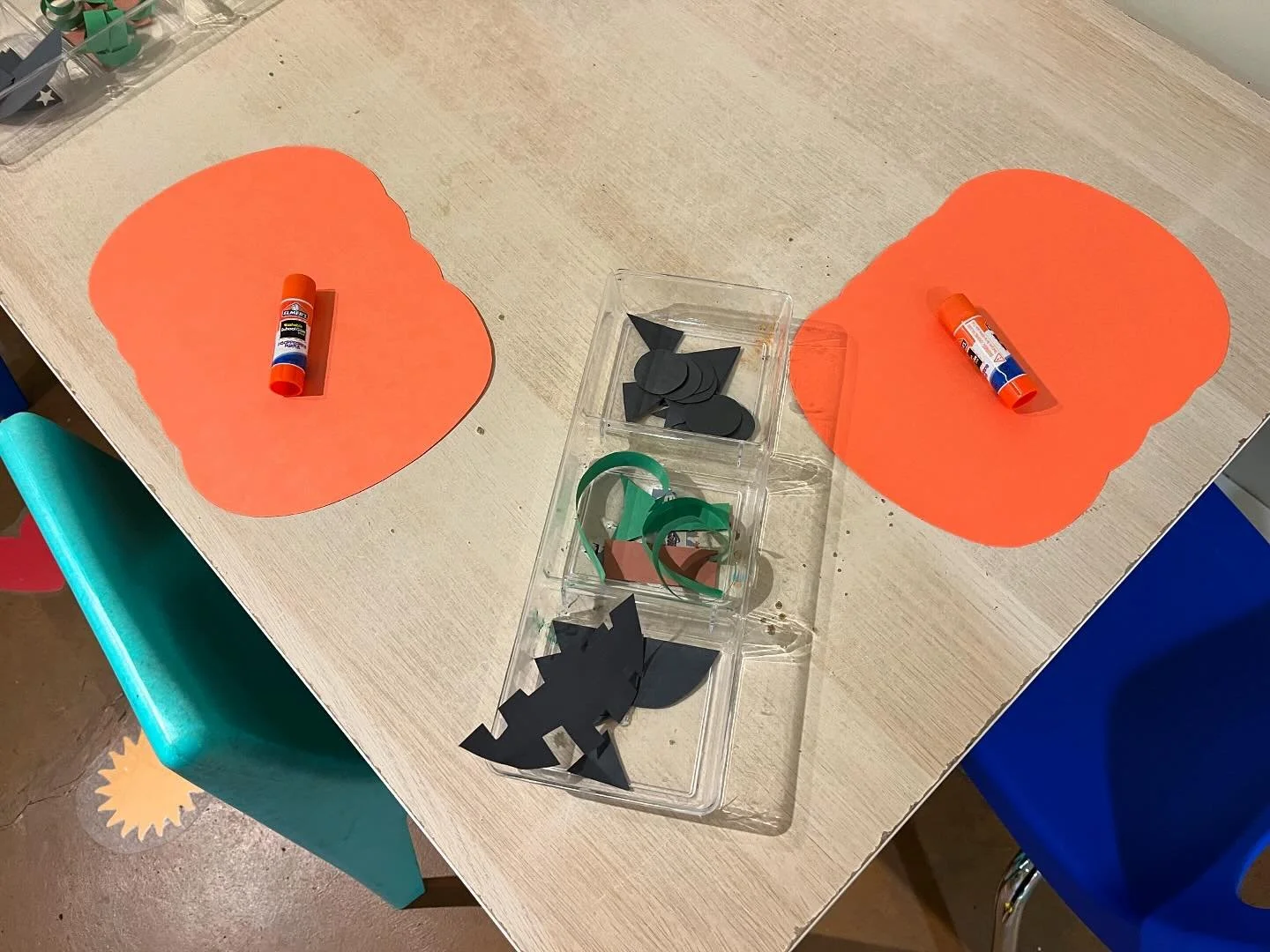 Halloween week! 

1. Invitation to create: jack-o-lanterns 

2. spider and letter rescue

3. Duplos with spider rings 

4. Letter J j for jack-o-lantern 

#tigerlilypreschool #preschoolart #preschoolactivities #halfdaypreschool #seattlepreschool #nor