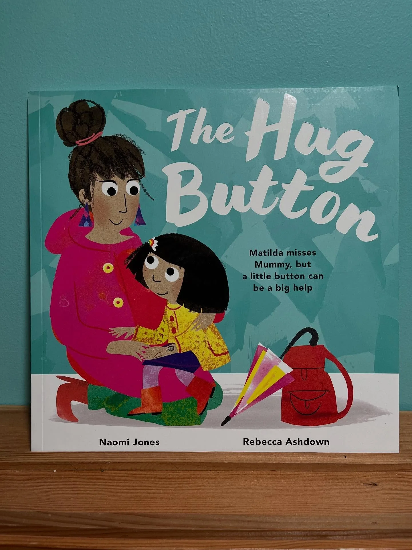 💛 BOOK SPOT LIGHT 💛

&ldquo;The Hug Button&rdquo; by Naomi Jones, illustrated by Rebecca Ashdown

&ldquo;Matilda is so excited to be starting at The Meadows! But saying goodbye to Mummy is HARD. And the next day, the thought of doing it all over ag