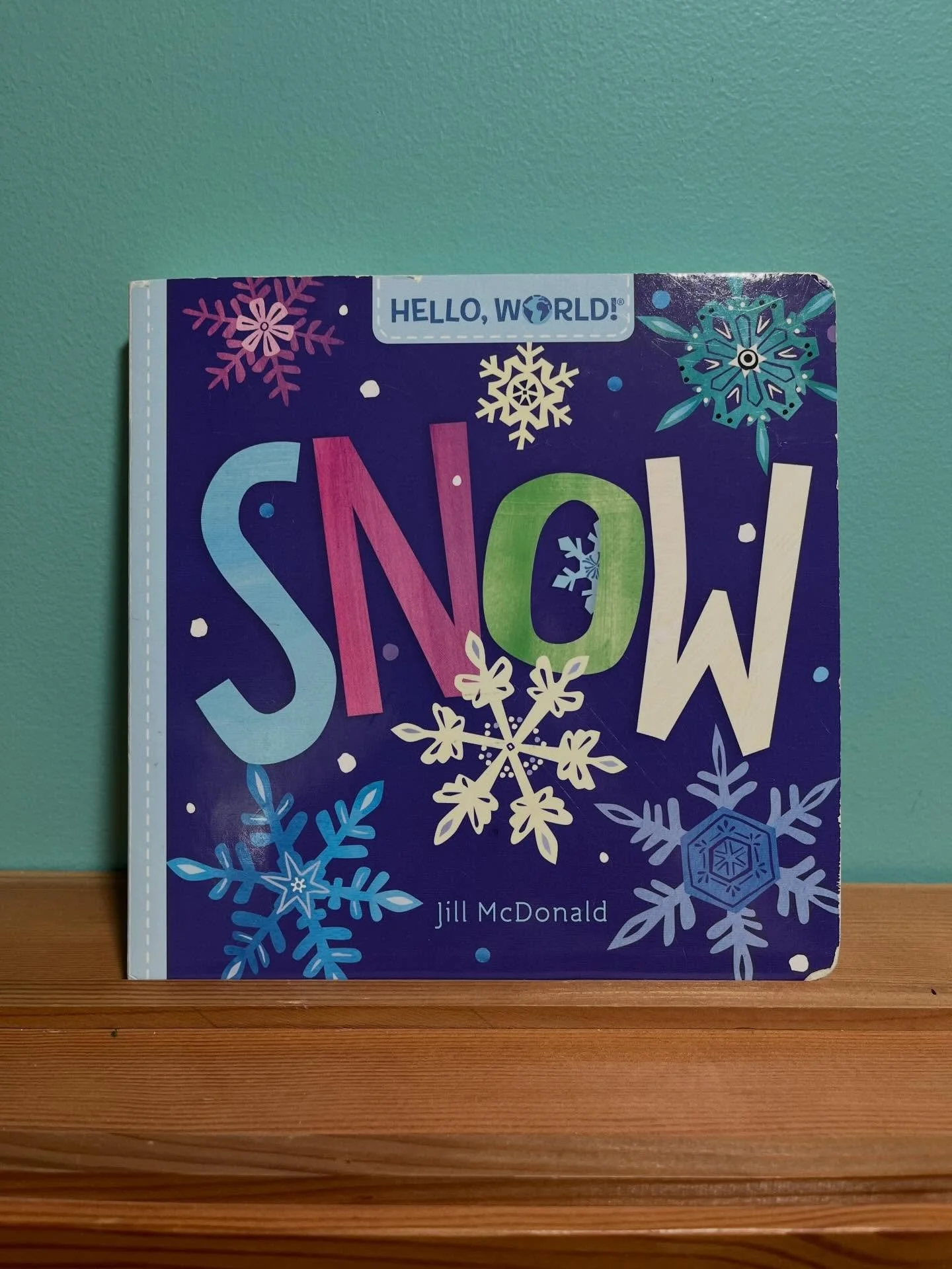 ❄️ BOOK SPOT LIGHT ❄️ 

&ldquo;Snow&rdquo; by Jill McDonald 

Part of the Hello, World Series this book teaches little humans how snow is forms and all the fun activities you might do in the snow. There&rsquo;s even new vocabulary words! 

This book 
