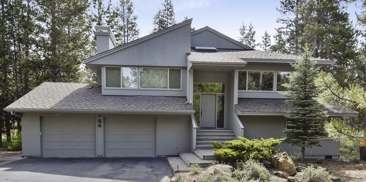 Welcome to QuiltSunriver! This spacious Sunriver vacation home is filled with quilting amenities for you and your quilting buddies! 