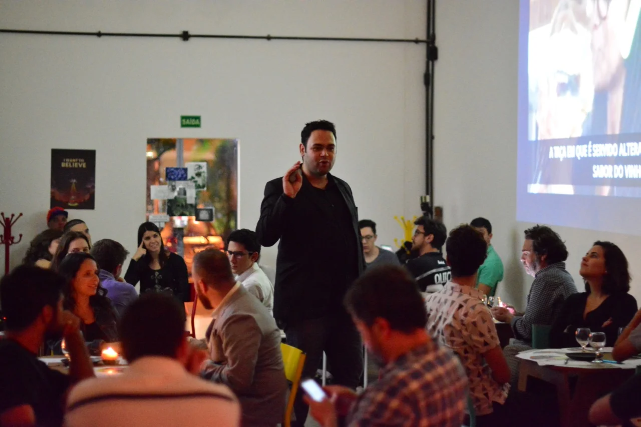 Diego Rhoger, fundador e CEO da Academia Gastronômica e GastroBox, em um de seus workshops.