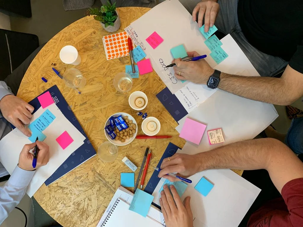 Uma das características do processo de design é o trabalho multidisciplinar e colaborativo.