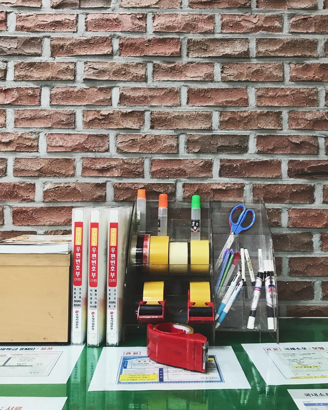 7 rolls of tape, 3 glue sticks, 2 pair of scissors, and 3 box cutters?! Love how prepared this Seoul post office work station is for their customers! ✂️🖇 .
.
#Seoul #Korea #PostOfficeLife #PostItPeople #SnailMail #WorkStation #OfficeSupplies 📮💌
.
