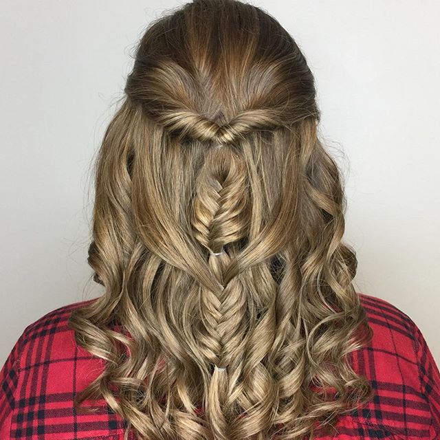 Fishtail braids and waves for this beautiful bride 👰🏼 ❤️ @loneandco #loneandco .
.
.
.
.
.
.
#toronto #torontohair #torontohairsalon #torontohairstylist #braids #fishtailbraid #brides #bridalhair #weddinghair #weddinginspiration #weddingstyles #les