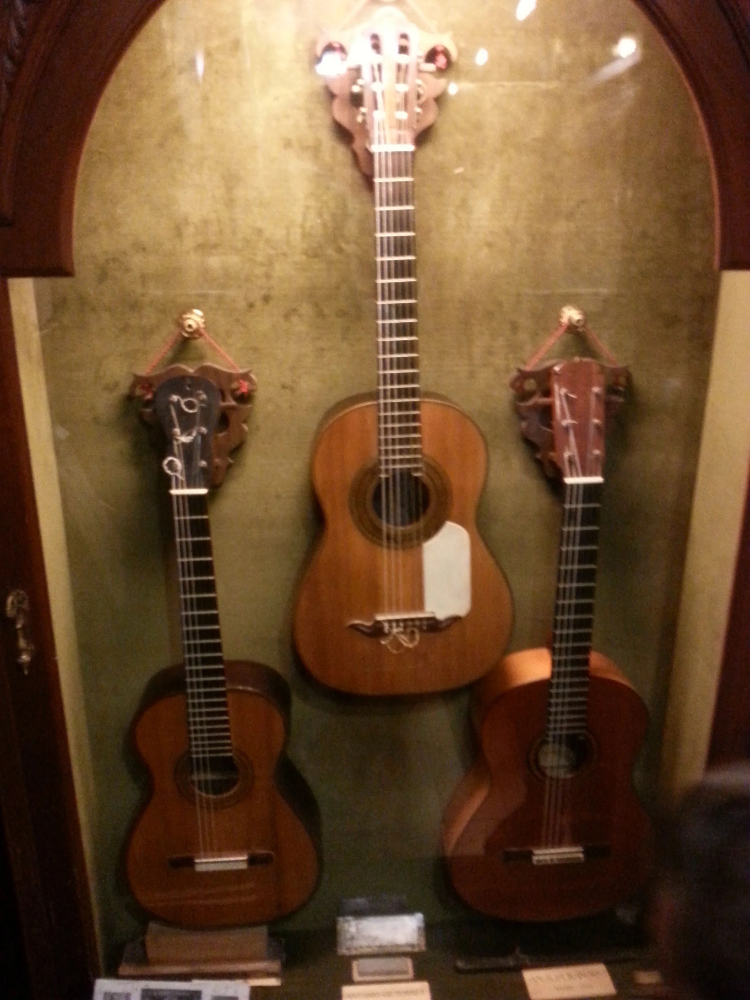 Some of the guitars there! In the middle we see the "Antonio de Torres".