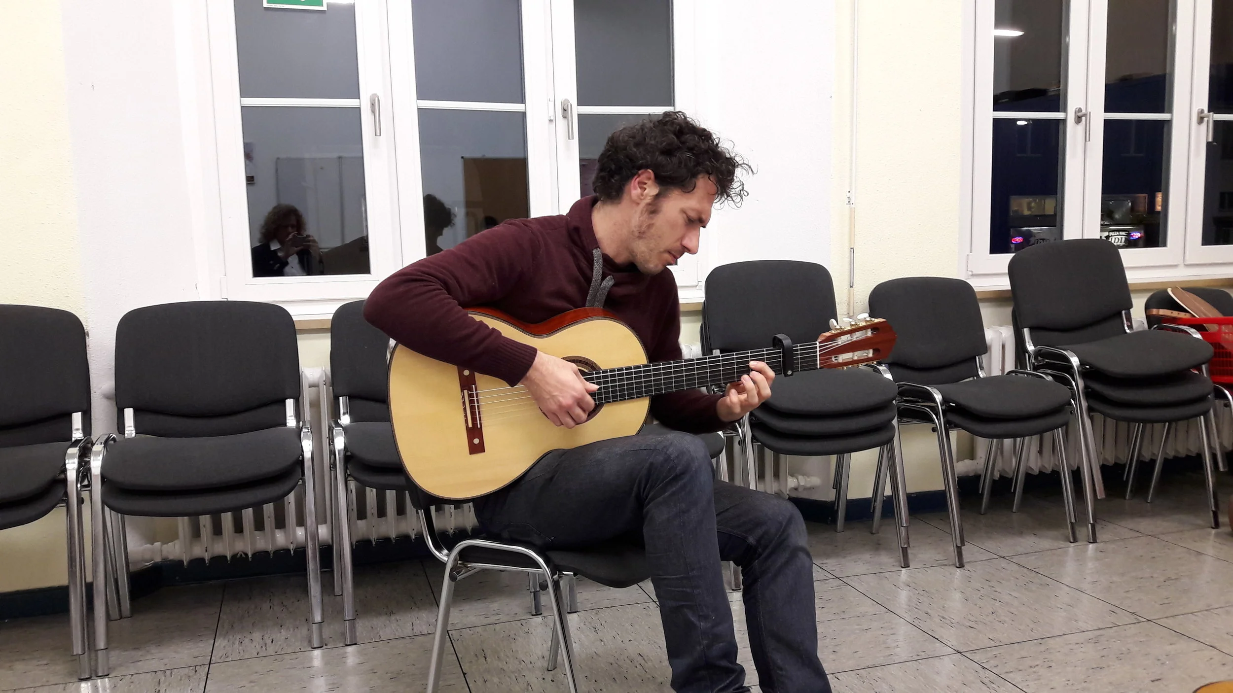 Maestro Reentko Dirks trying Den Toom Luthier guitar after the Talk.
