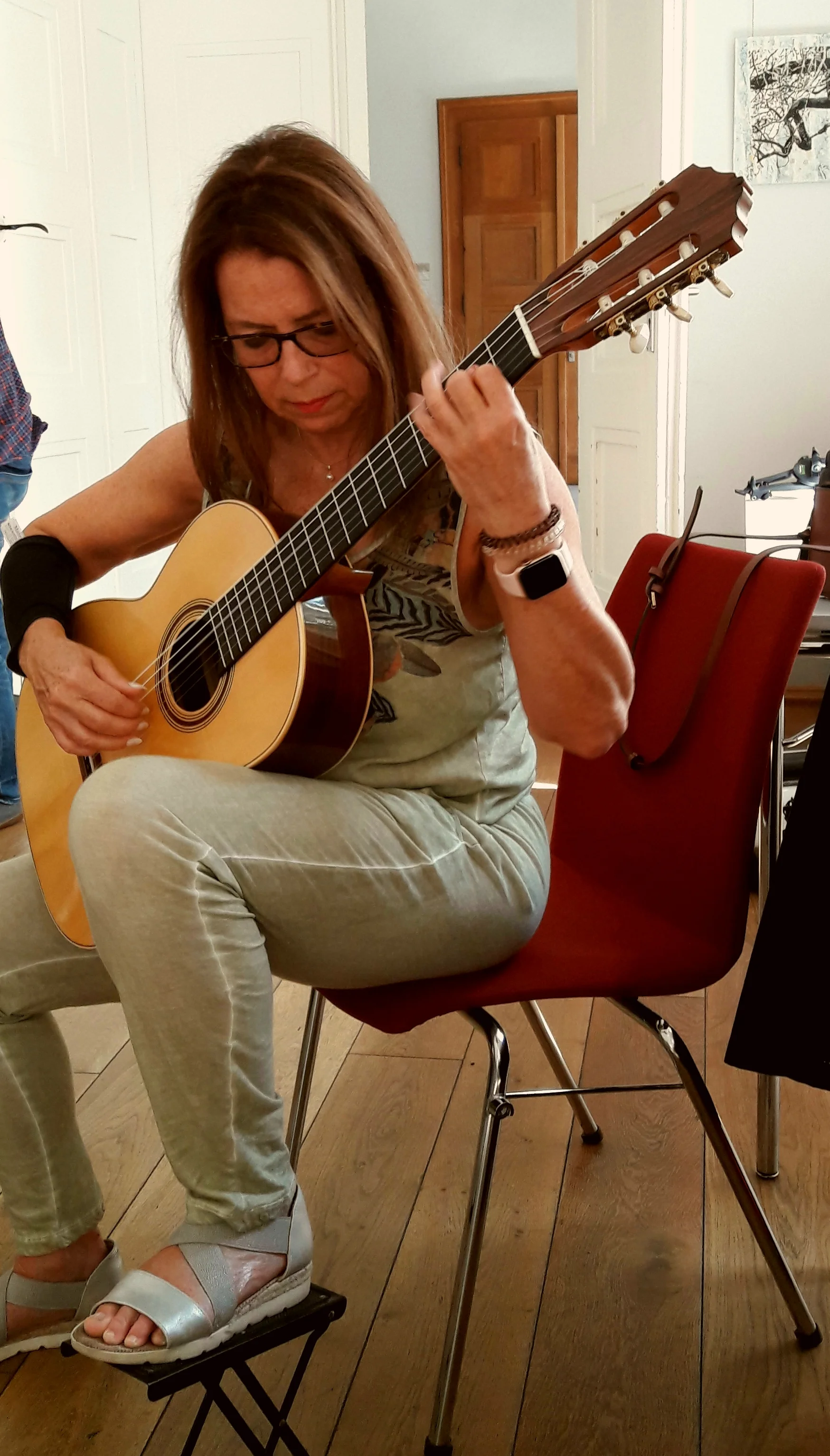 Dale Kavanagh trying Den Toom Luthier guitars