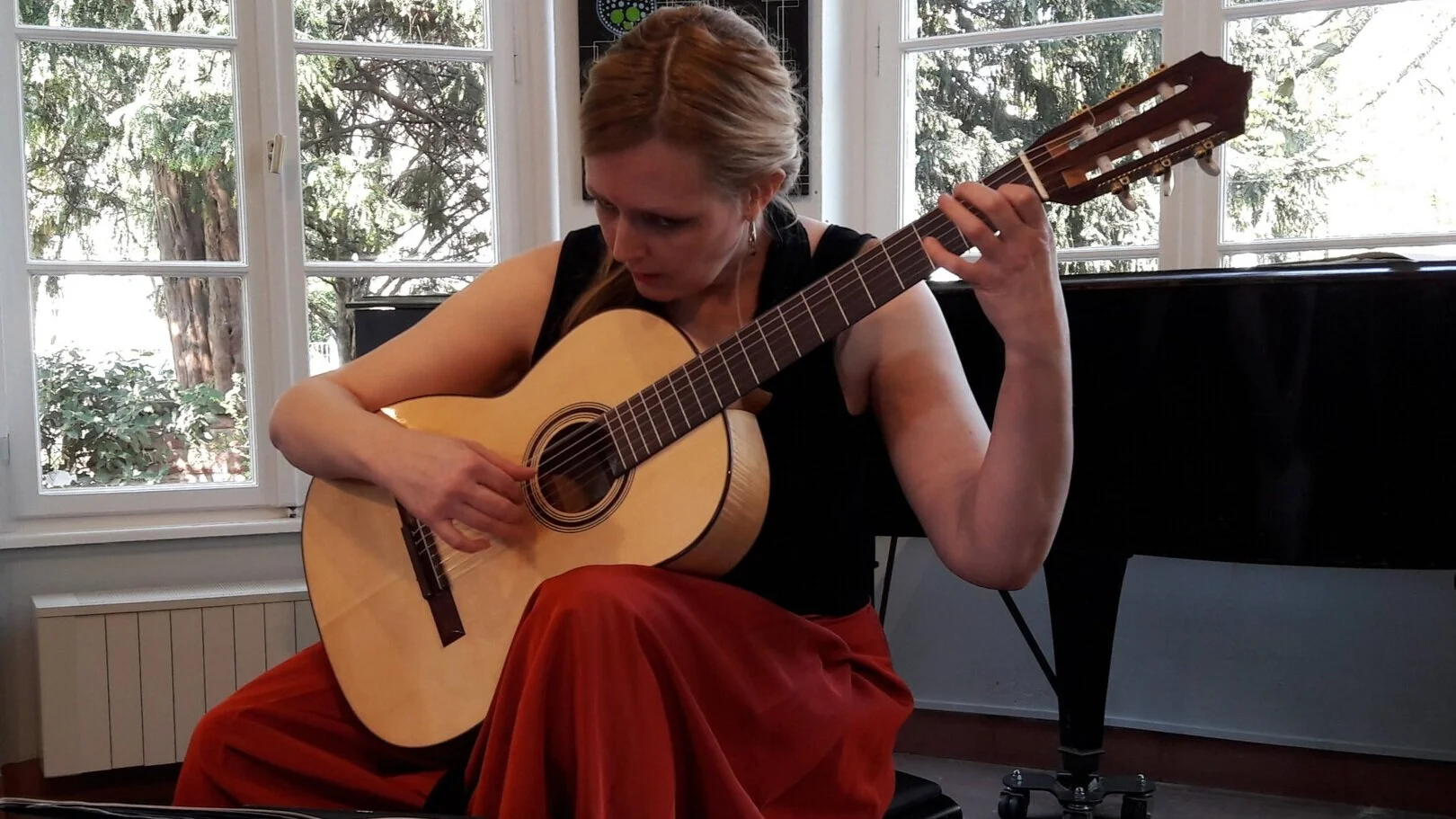 Heike Matthiesen playing part of her concert on Den Toom Luthier guitar in Maple. Frankfurt, Germany