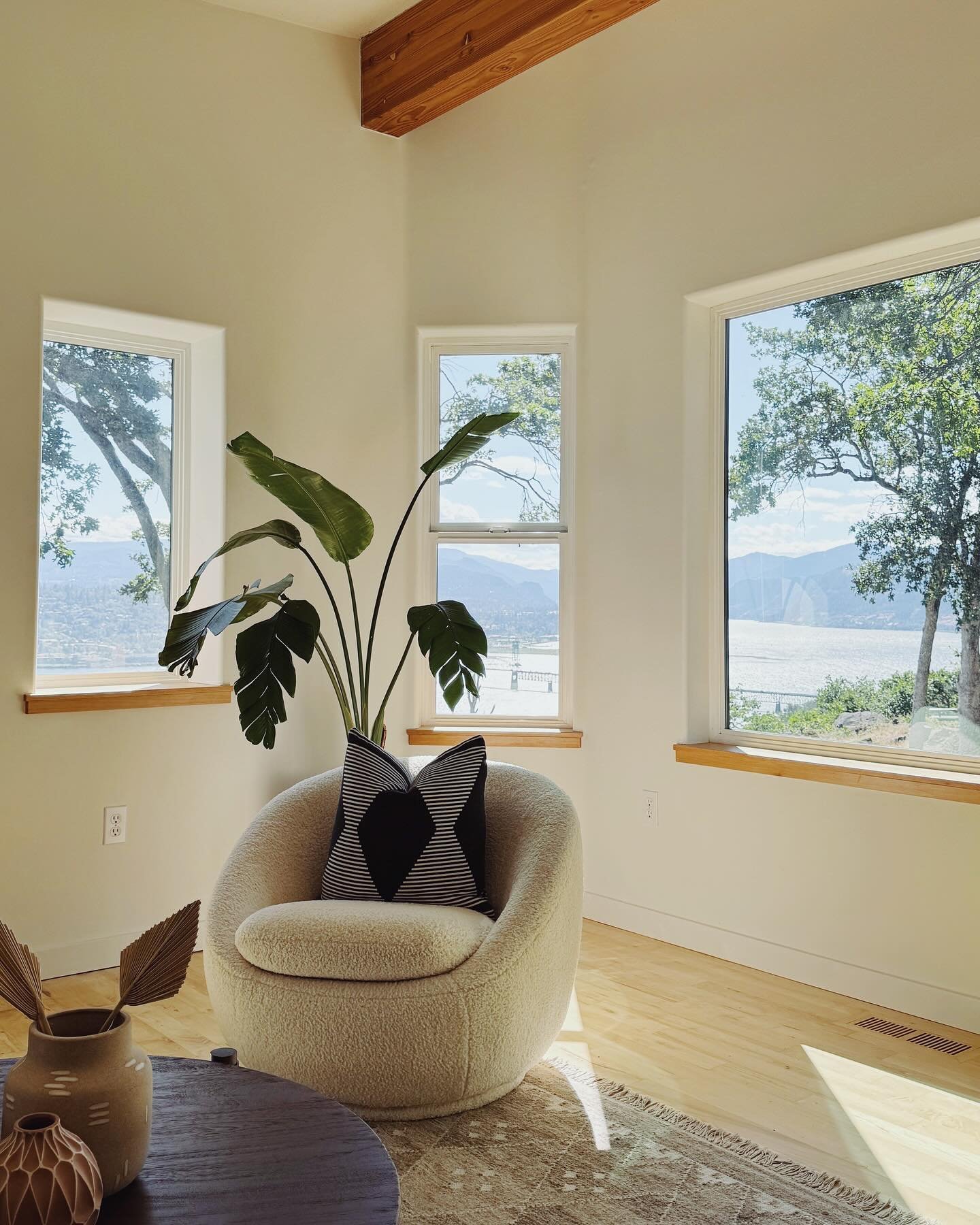 Sneak peak of the best view I&rsquo;ve seen in White Salmon. We did not want to leave. Hitting the market soon by @kenziecarlstrom 🙌🏼 #crushedit