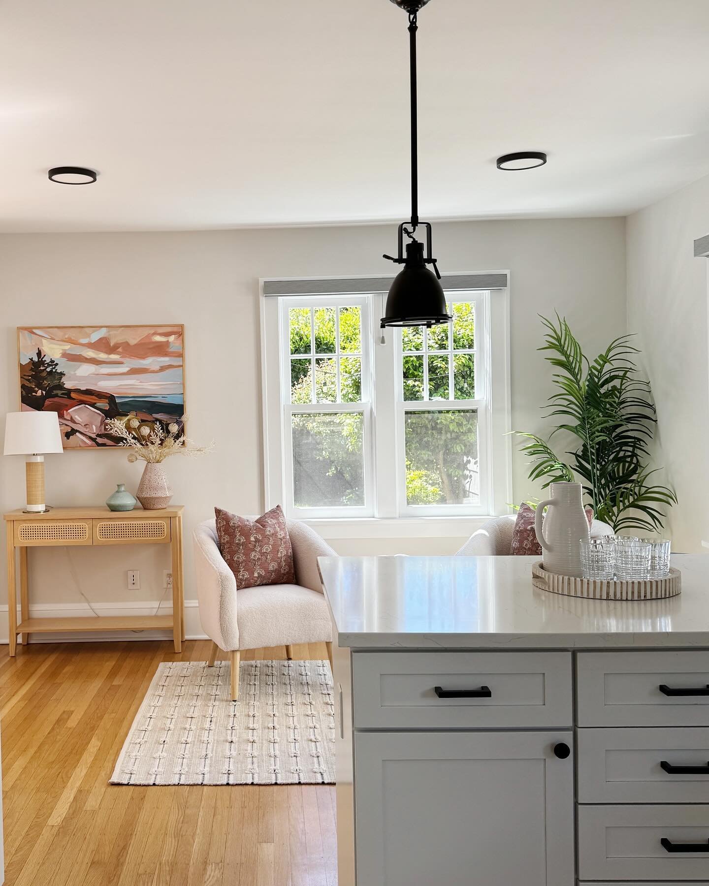 Well ain&rsquo;t this the cutest lil&rsquo; lounge off the kitchen ☀️ #crushedit 

🏠 @brianbostickwindermere