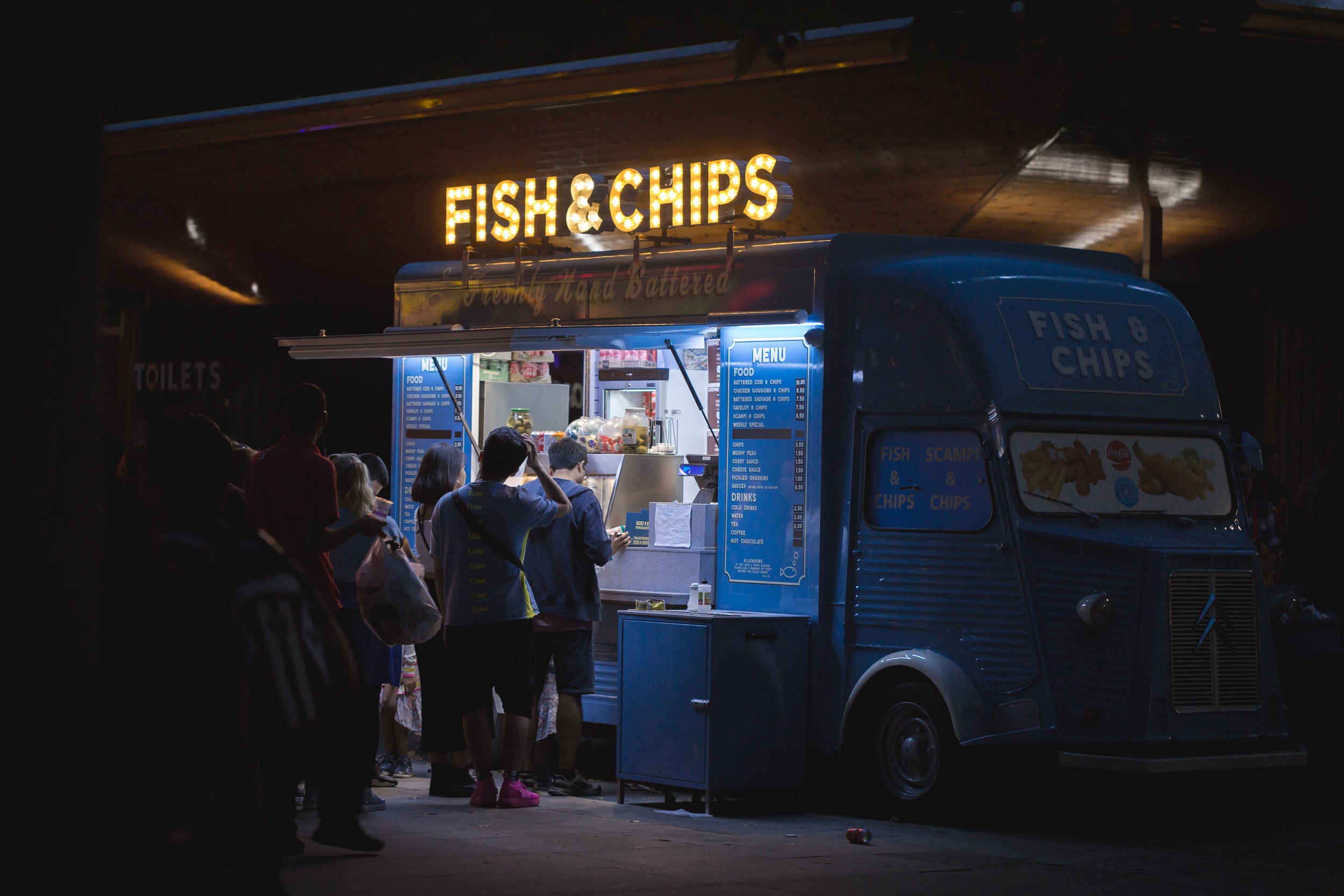 Beacon Fellows enjoying local food in London at night.