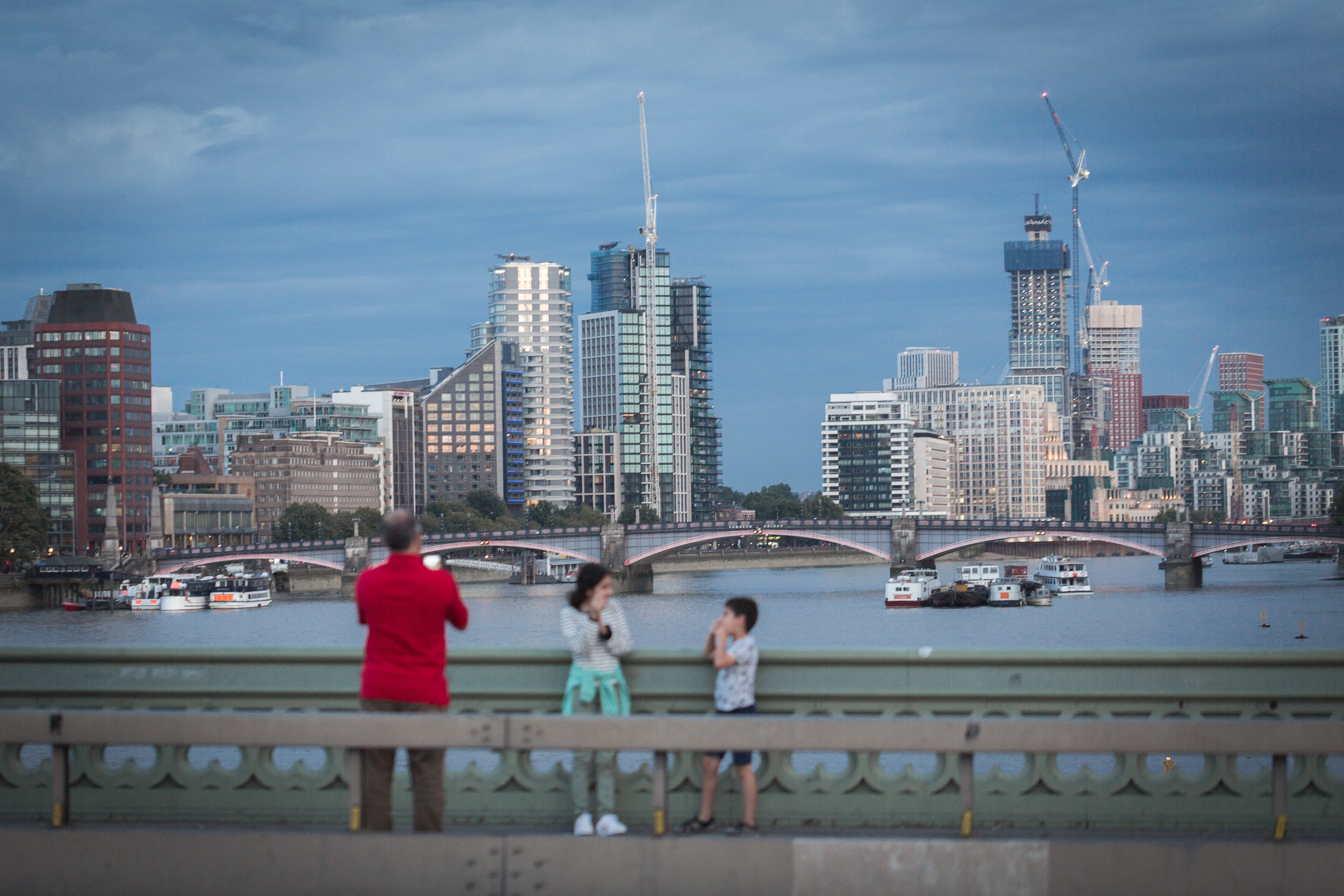 The River Thames runs through the heart of London, with iconic monuments like the Houses of Parliament, Tower of London, Tower Bridge and Globe Theatre along its banks.