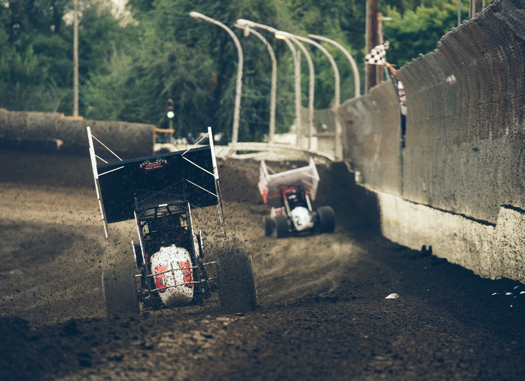 Winged 410 sprints on the front straight at Antioch.