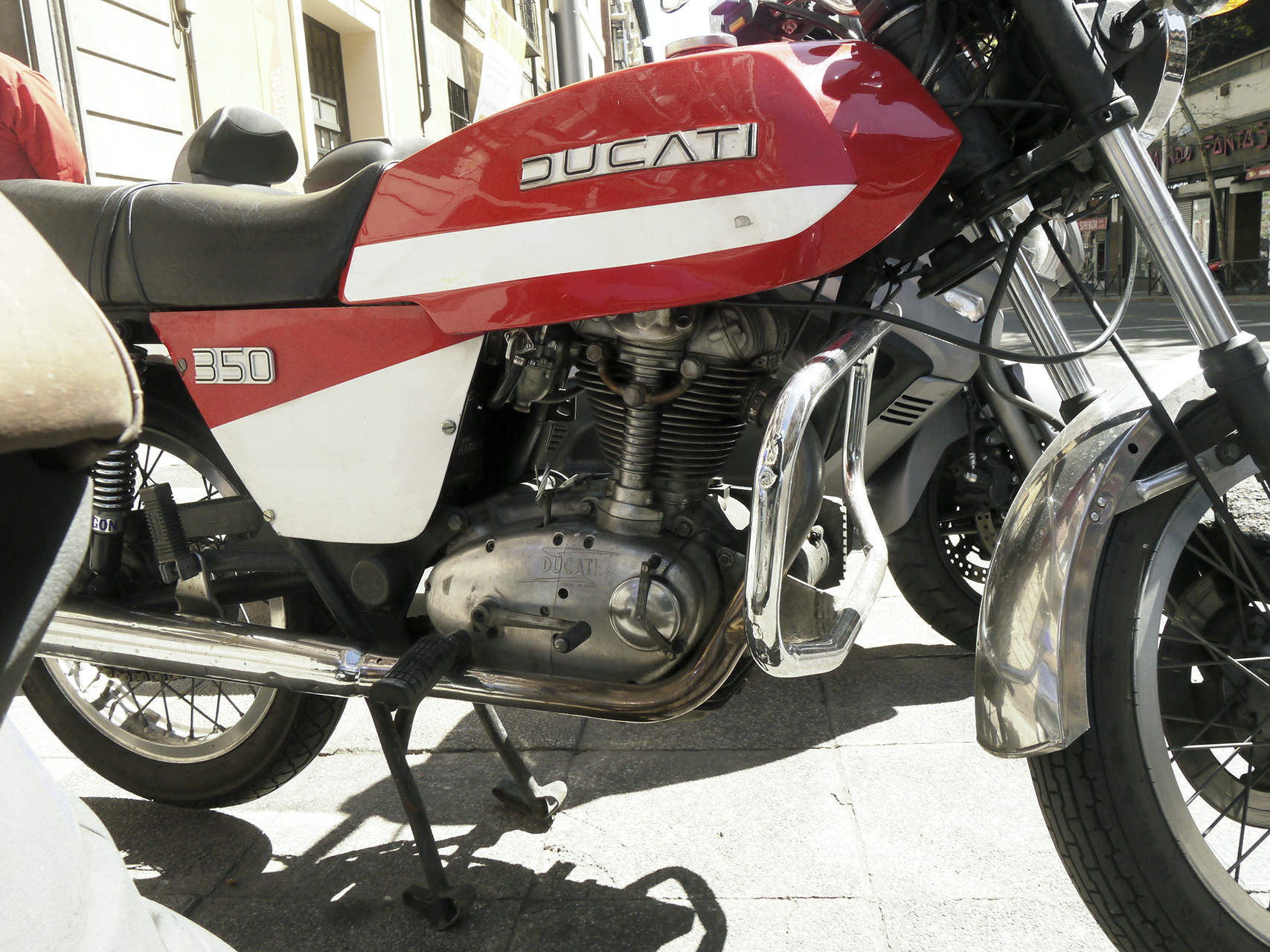  Fantastic vintage Ducati 350 Desmo. A model almost unknown in the States 