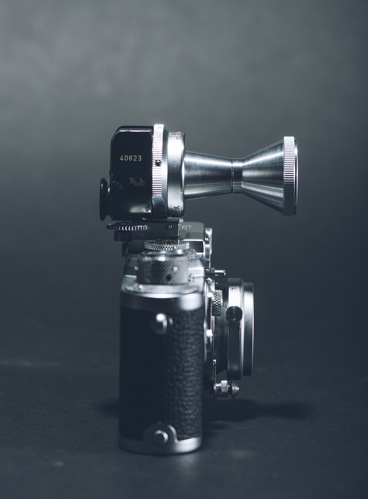 VIOOH viewfinder with the TUVOO 2.8 cm lens sits gloriously on top of the lllf