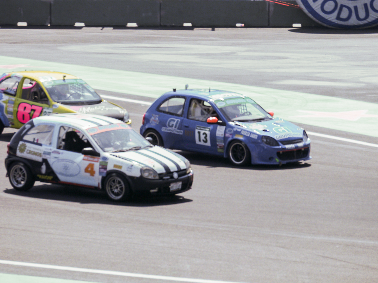 De Rivas heads into the stadium section at Circuito Hermanos Rodriguez with the inside line.