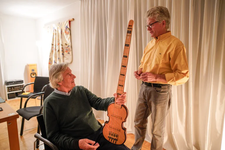 Guitarist John McLaughlin and Pfändler discuss the headless bass.