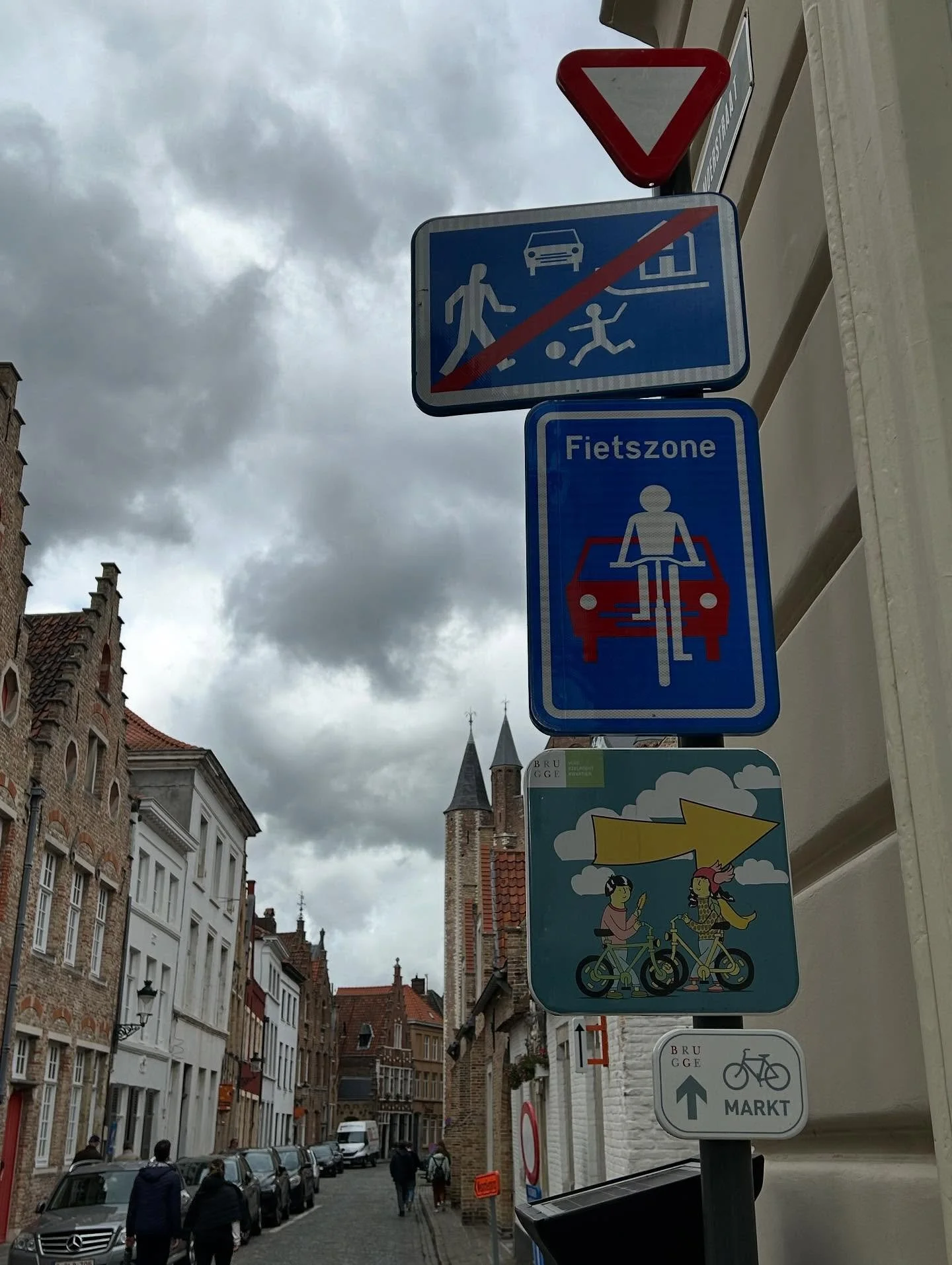 People said I would like Bruges.
I loved it in about six seconds! 
Wow! 

#vestelletravel #travelwinefood #bruges #belguim