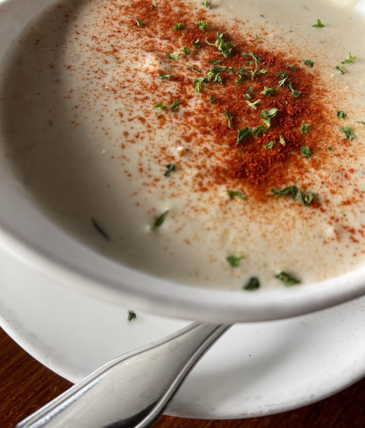 Cozy coast day with king tides and clam chowder. Kyllo&rsquo;s is always spot on. 
I will be repeating this lunch v v soon! 🤤

#vestelletravel #travelwinefood #clamchowder @kyllosseafoodandgrill