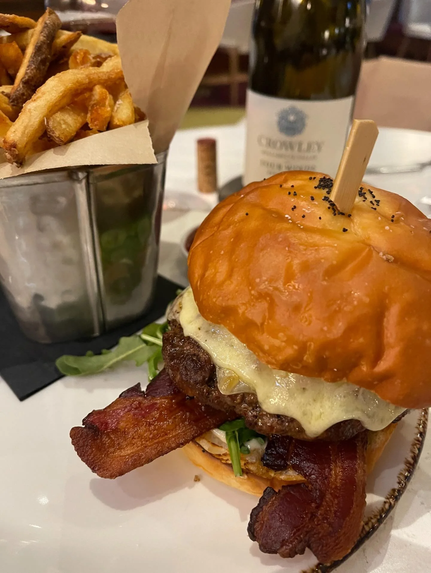 Signature Jory Burger 🤌🏼
Yes and please! 
@allisoninnspa 
#vestelletravel #travelwinefood