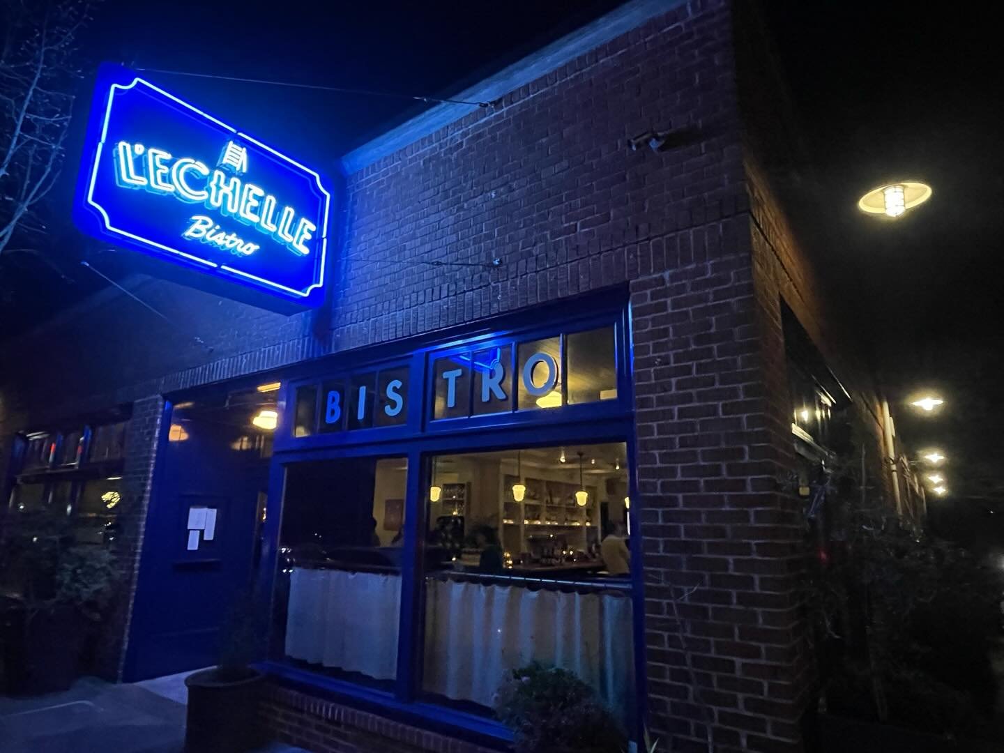 @fielddaypr and @travelmedford throw a pretty great party! 
@lechellepdx was the perfect location for a pre-Oregon Wine Symposium function. 

Thank you for the invite 🥂

#vestelletravel #travelwinefood #southernoregon #wine